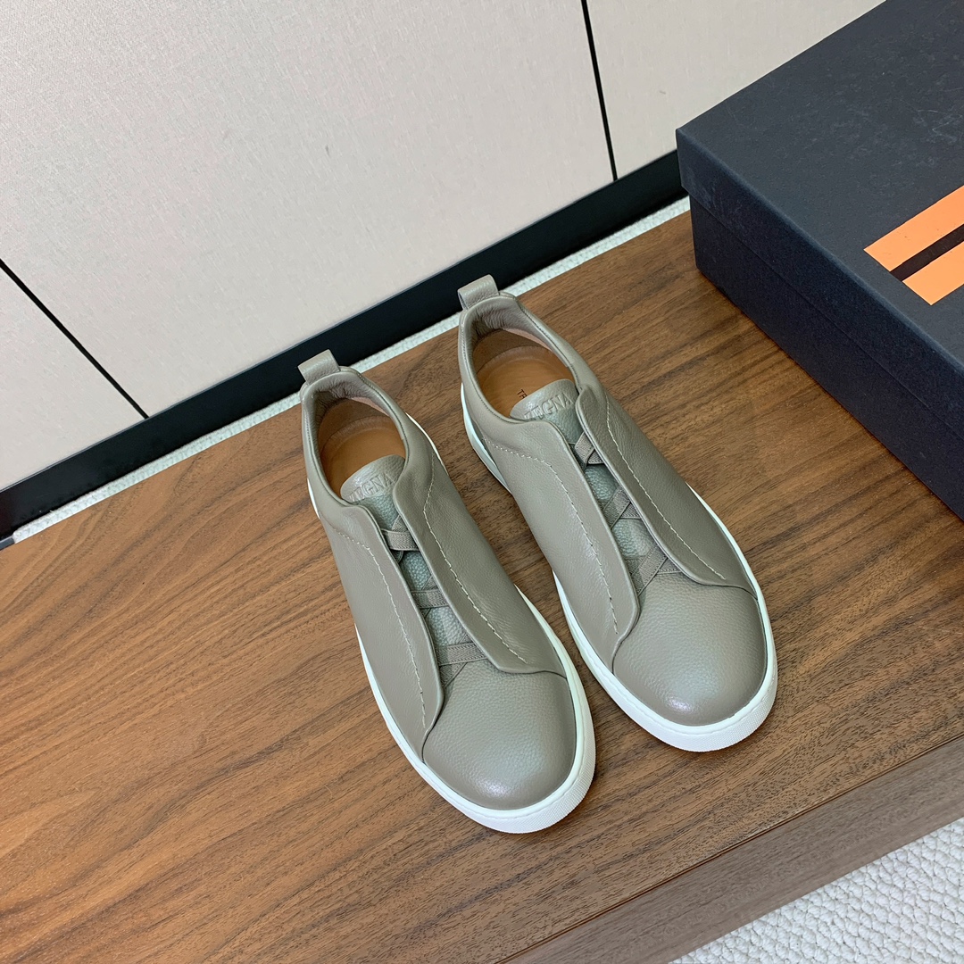 【Zegna】荔枝纹一脚蹬休闲鞋。饰有标志性三重交叉松紧细节，灵感源于三重手缝线迹造型，彰显了杰尼亚的悠