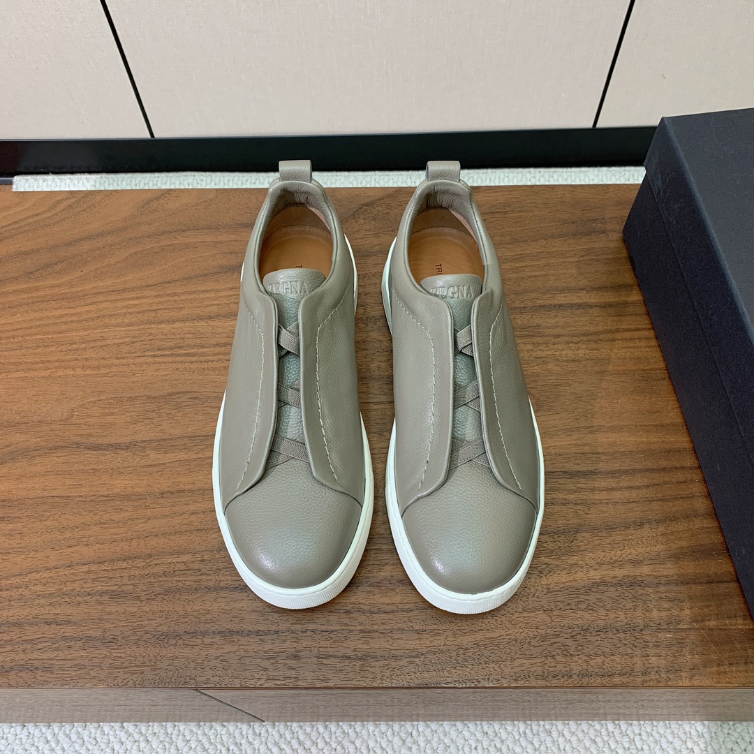 【Zegna】荔枝纹一脚蹬休闲鞋。饰有标志性三重交叉松紧细节，灵感源于三重手缝线迹造型，彰显了杰尼亚的悠