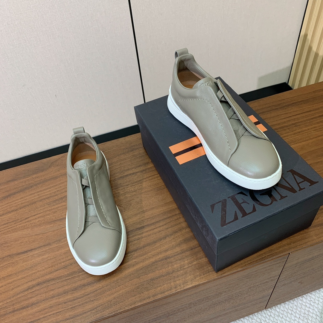 【Zegna】荔枝纹一脚蹬休闲鞋。饰有标志性三重交叉松紧细节，灵感源于三重手缝线迹造型，彰显了杰尼亚的悠