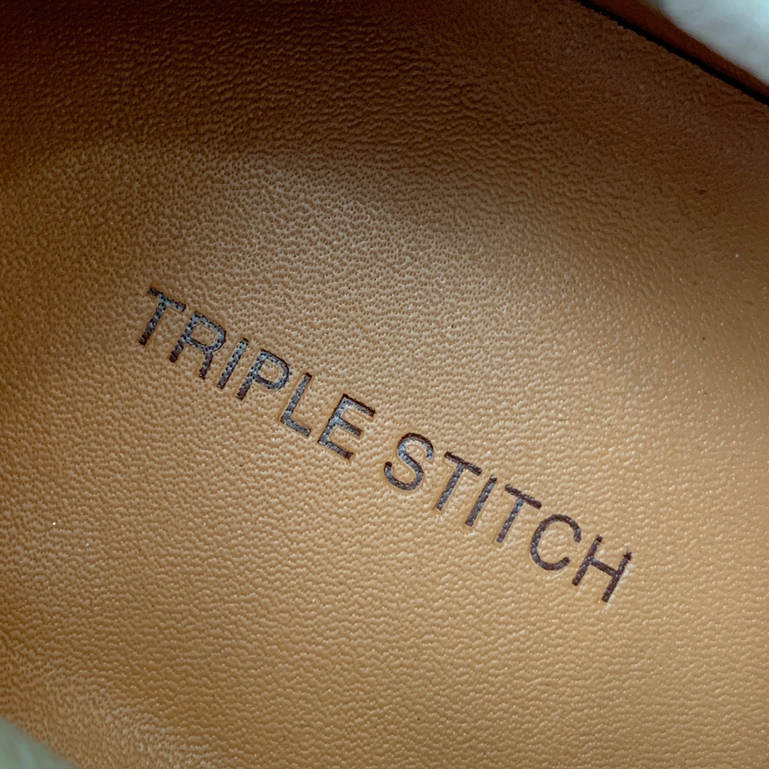 【Zegna】荔枝纹一脚蹬休闲鞋。饰有标志性三重交叉松紧细节，灵感源于三重手缝线迹造型，彰显了杰尼亚的悠