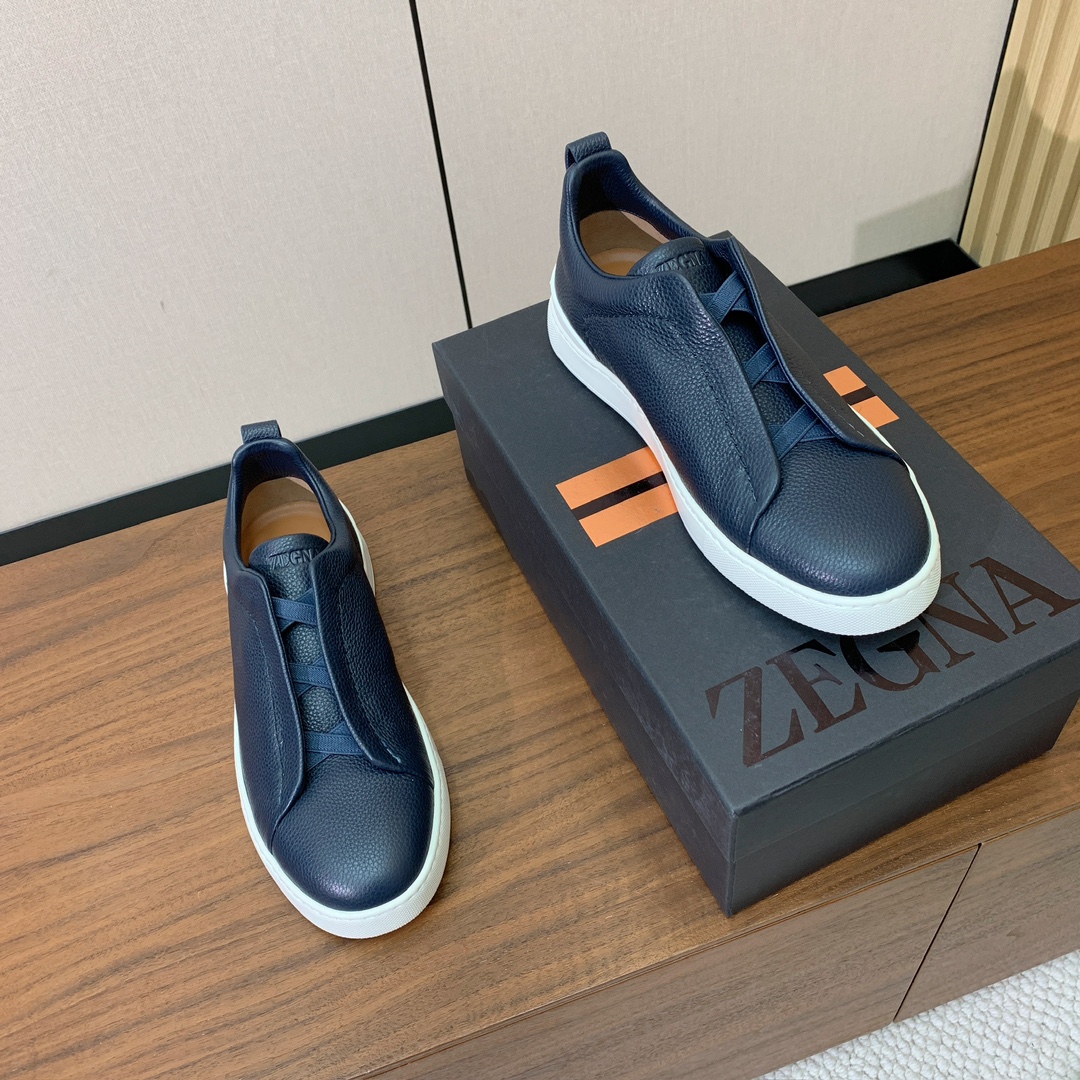 【Zegna】荔枝纹一脚蹬休闲鞋。饰有标志性三重交叉松紧细节，灵感源于三重手缝线迹造型，彰显了杰尼亚的悠