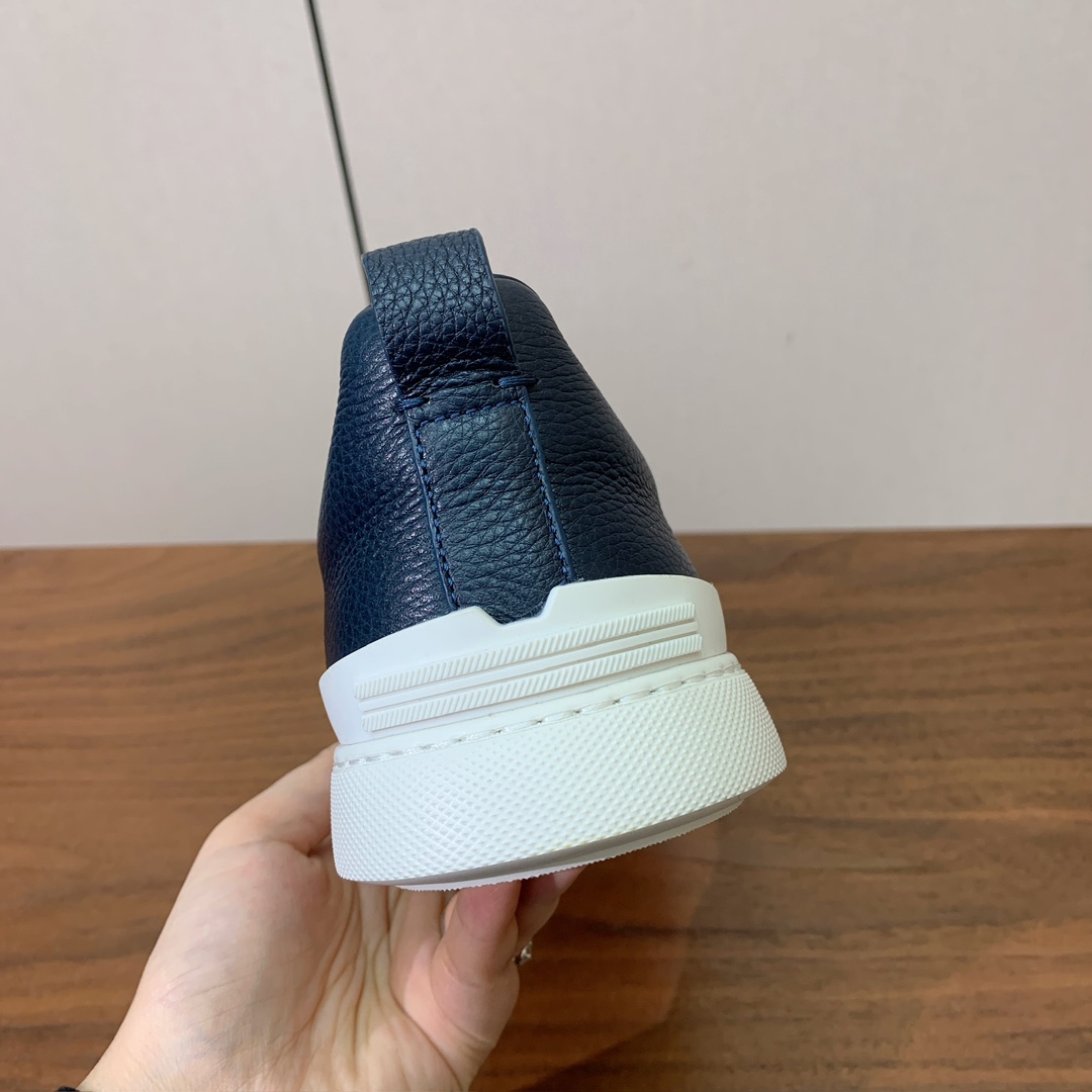 【Zegna】荔枝纹一脚蹬休闲鞋。饰有标志性三重交叉松紧细节，灵感源于三重手缝线迹造型，彰显了杰尼亚的悠