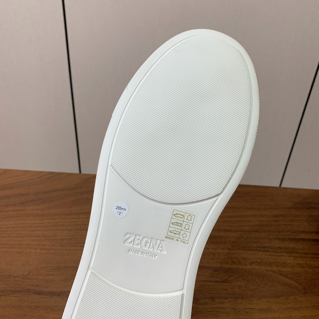 【Zegna】荔枝纹一脚蹬休闲鞋。饰有标志性三重交叉松紧细节，灵感源于三重手缝线迹造型，彰显了杰尼亚的悠