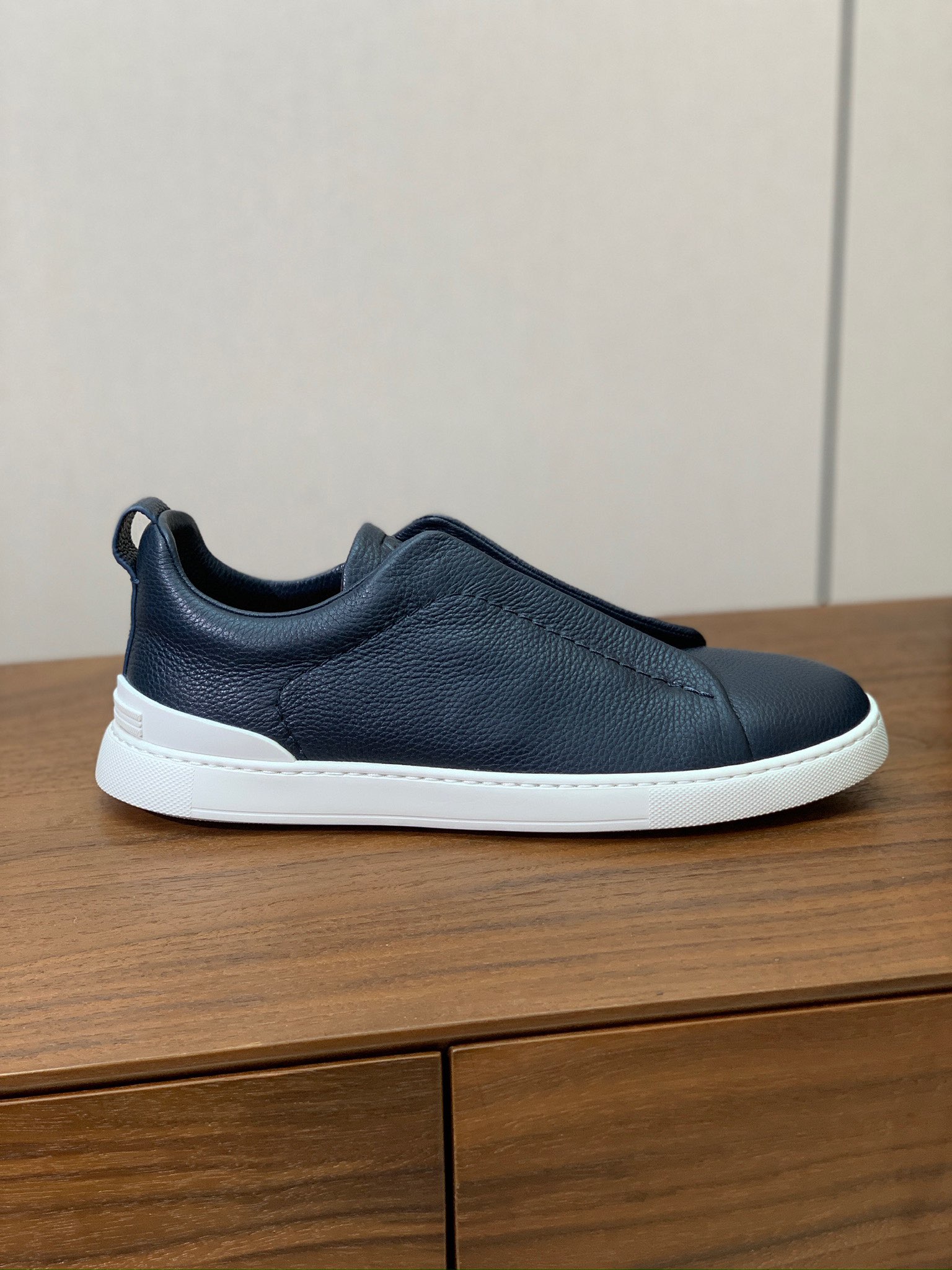 【Zegna】荔枝纹一脚蹬休闲鞋。饰有标志性三重交叉松紧细节，灵感源于三重手缝线迹造型，彰显了杰尼亚的悠