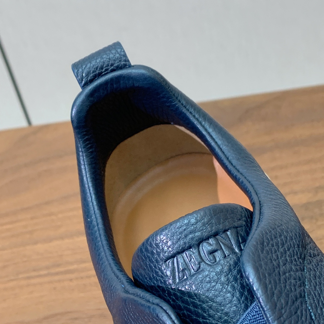 【Zegna】荔枝纹一脚蹬休闲鞋。饰有标志性三重交叉松紧细节，灵感源于三重手缝线迹造型，彰显了杰尼亚的悠