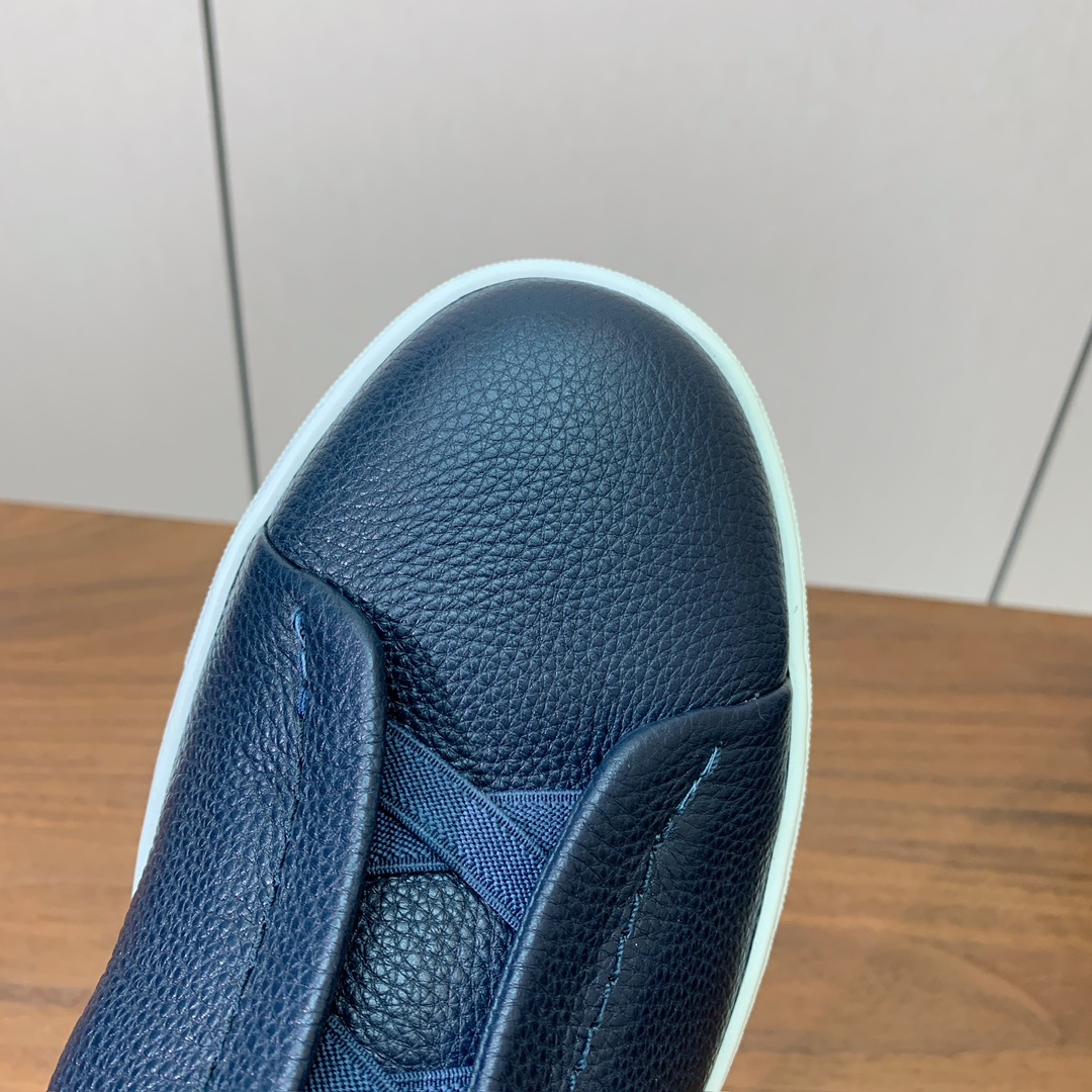 【Zegna】荔枝纹一脚蹬休闲鞋。饰有标志性三重交叉松紧细节，灵感源于三重手缝线迹造型，彰显了杰尼亚的悠