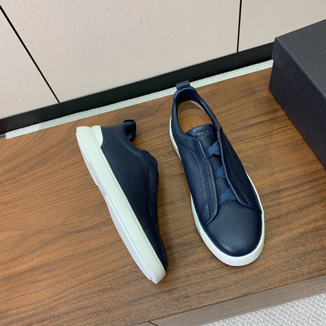 【Zegna】荔枝纹一脚蹬休闲鞋。饰有标志性三重交叉松紧细节，灵感源于三重手缝线迹造型，彰显了杰尼亚的悠