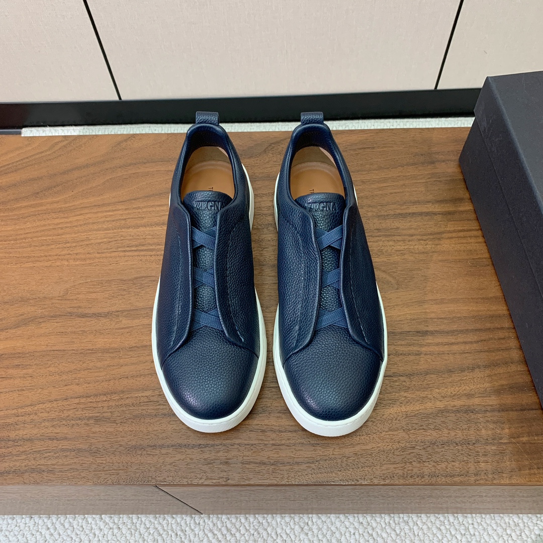 【Zegna】荔枝纹一脚蹬休闲鞋。饰有标志性三重交叉松紧细节，灵感源于三重手缝线迹造型，彰显了杰尼亚的悠