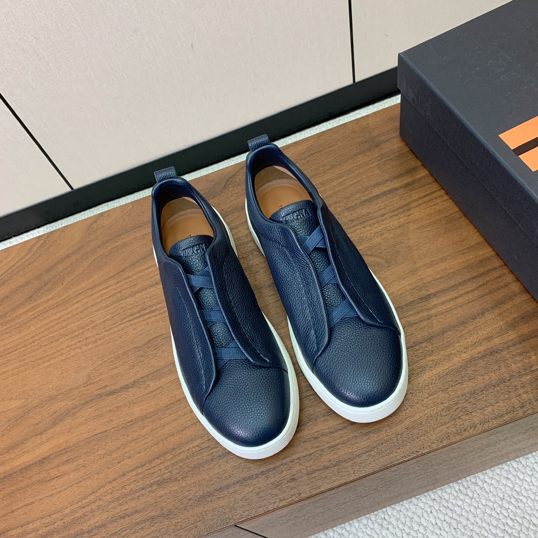 【Zegna】荔枝纹一脚蹬休闲鞋。饰有标志性三重交叉松紧细节，灵感源于三重手缝线迹造型，彰显了杰尼亚的悠