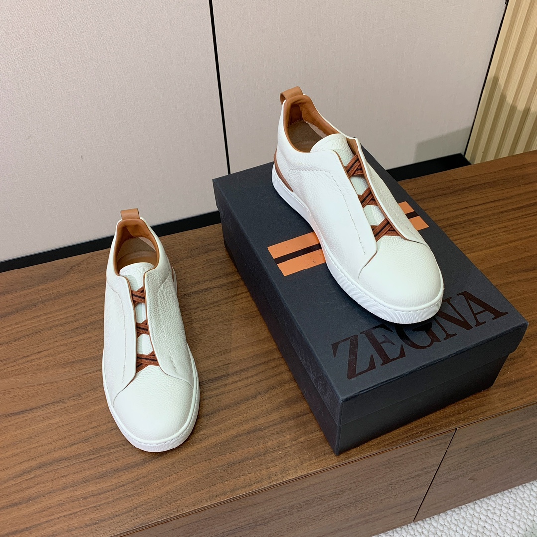 【Zegna】荔枝纹一脚蹬休闲鞋。饰有标志性三重交叉松紧细节，灵感源于三重手缝线迹造型，彰显了杰尼亚的悠