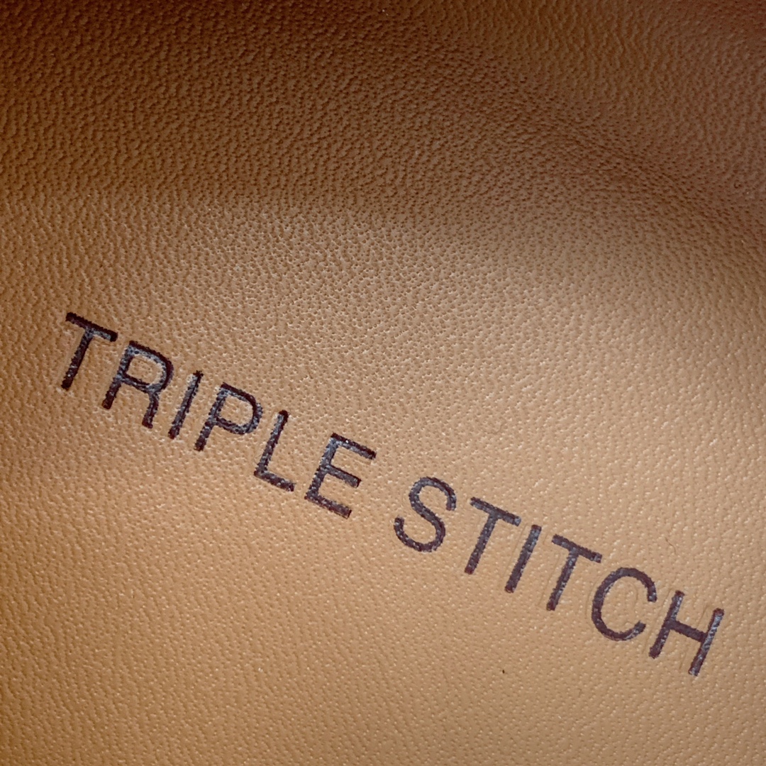 【Zegna】荔枝纹一脚蹬休闲鞋。饰有标志性三重交叉松紧细节，灵感源于三重手缝线迹造型，彰显了杰尼亚的悠