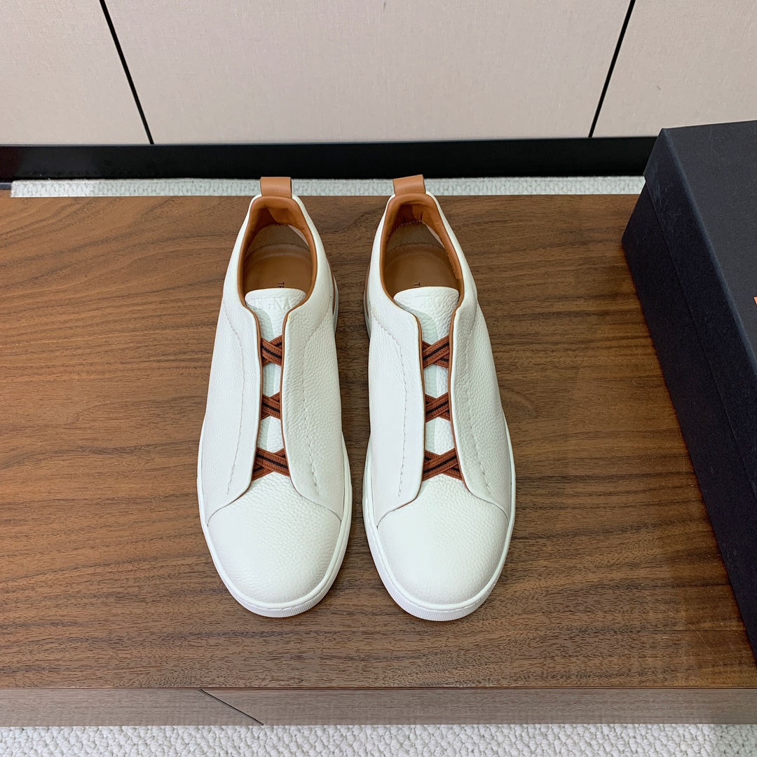 【Zegna】荔枝纹一脚蹬休闲鞋。饰有标志性三重交叉松紧细节，灵感源于三重手缝线迹造型，彰显了杰尼亚的悠