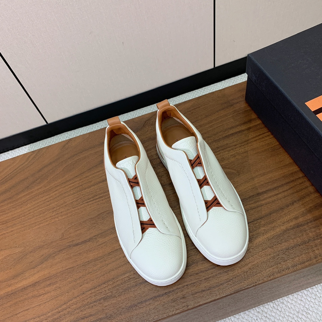 【Zegna】荔枝纹一脚蹬休闲鞋。饰有标志性三重交叉松紧细节，灵感源于三重手缝线迹造型，彰显了杰尼亚的悠