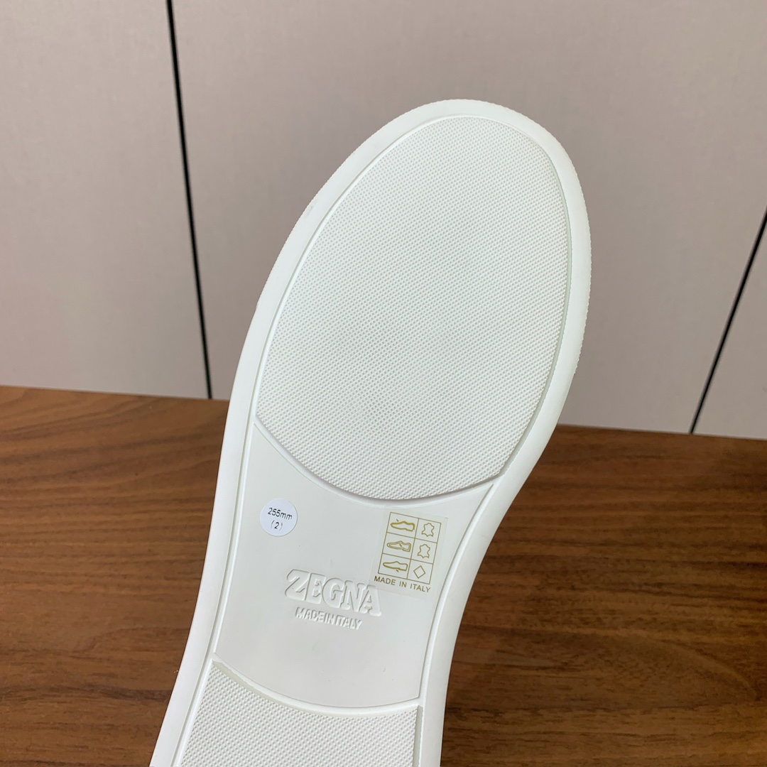 【Zegna】荔枝纹一脚蹬休闲鞋。饰有标志性三重交叉松紧细节，灵感源于三重手缝线迹造型，彰显了杰尼亚的悠