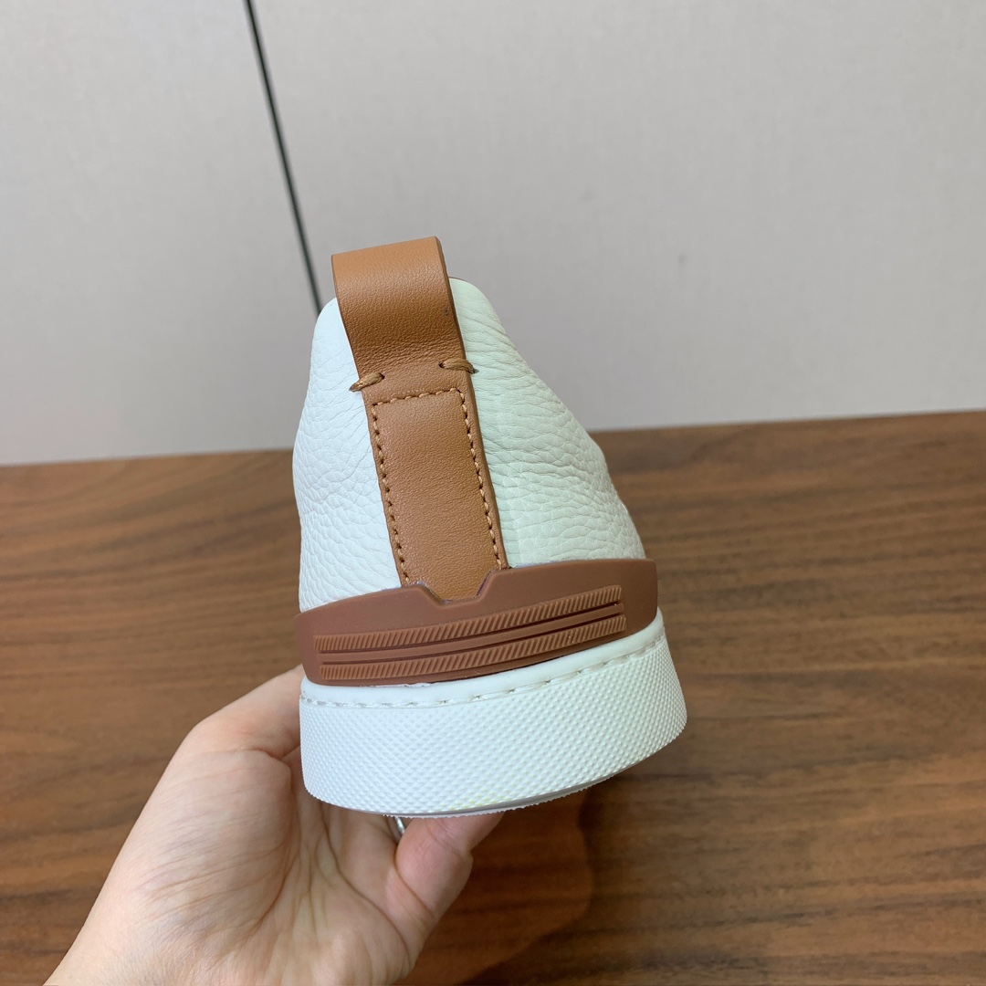 【Zegna】荔枝纹一脚蹬休闲鞋。饰有标志性三重交叉松紧细节，灵感源于三重手缝线迹造型，彰显了杰尼亚的悠