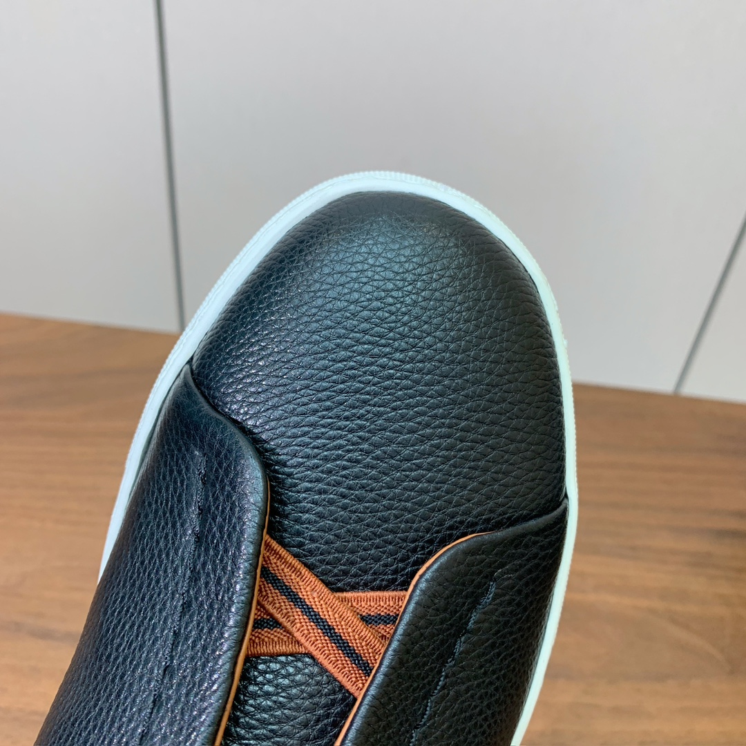 【Zegna】荔枝纹一脚蹬休闲鞋。饰有标志性三重交叉松紧细节，灵感源于三重手缝线迹造型，彰显了杰尼亚的悠