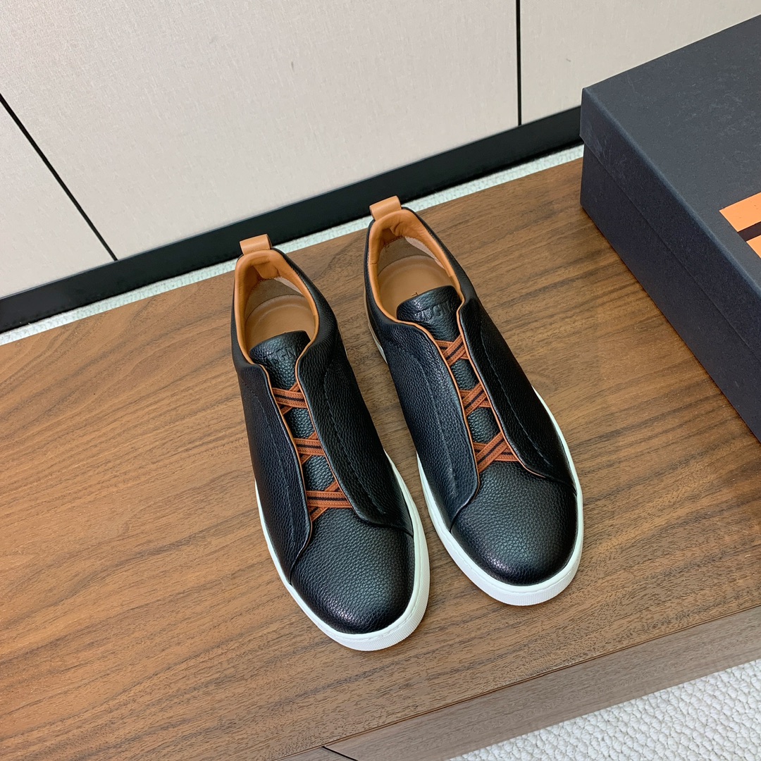 【Zegna】荔枝纹一脚蹬休闲鞋。饰有标志性三重交叉松紧细节，灵感源于三重手缝线迹造型，彰显了杰尼亚的悠