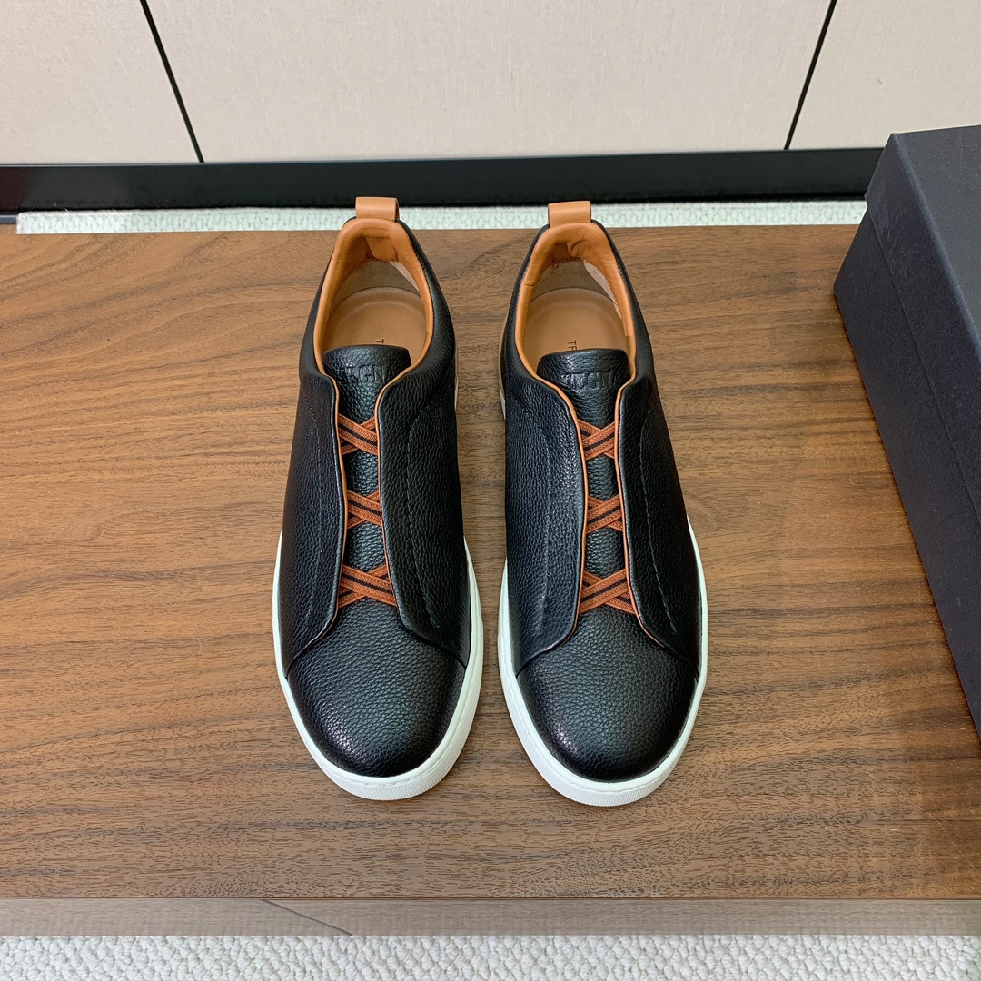 【Zegna】荔枝纹一脚蹬休闲鞋。饰有标志性三重交叉松紧细节，灵感源于三重手缝线迹造型，彰显了杰尼亚的悠