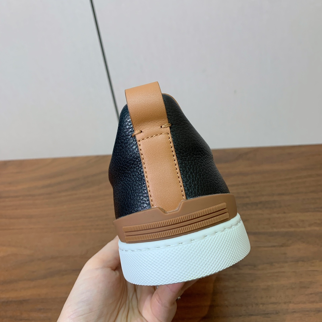 【Zegna】荔枝纹一脚蹬休闲鞋。饰有标志性三重交叉松紧细节，灵感源于三重手缝线迹造型，彰显了杰尼亚的悠