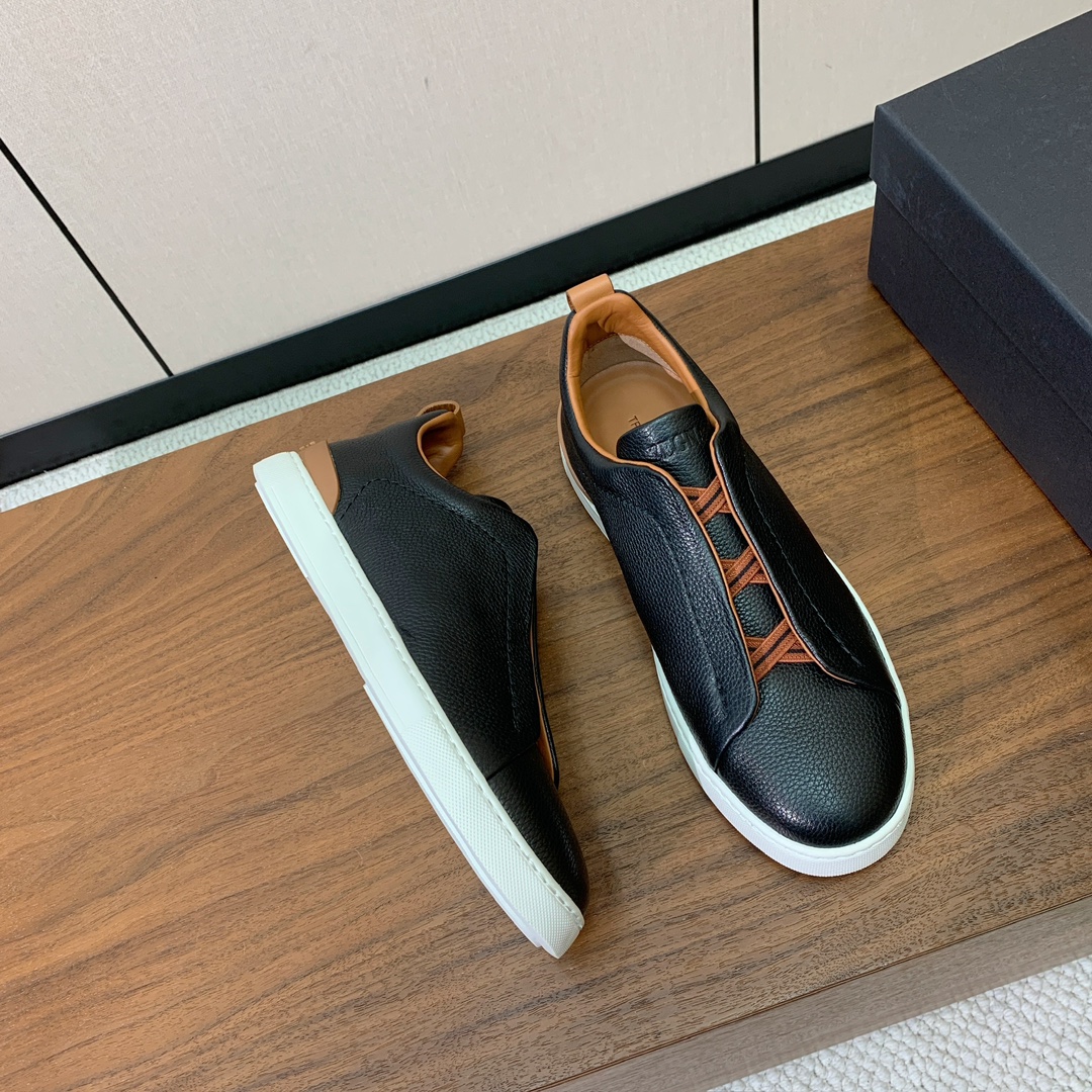 【Zegna】荔枝纹一脚蹬休闲鞋。饰有标志性三重交叉松紧细节，灵感源于三重手缝线迹造型，彰显了杰尼亚的悠