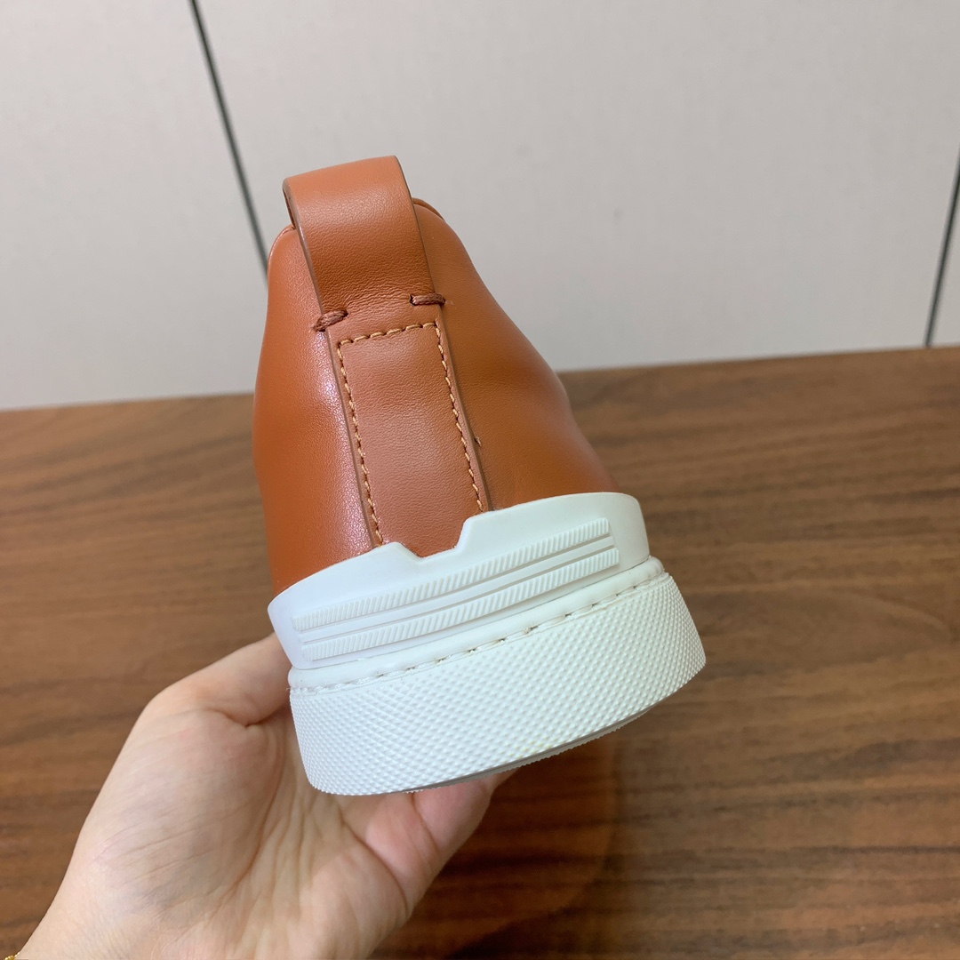 【Zegna】光面牛皮一脚蹬休闲鞋。饰有标志性三重交叉松紧细节，灵感源于三重手缝线迹造型，彰显了杰尼亚的