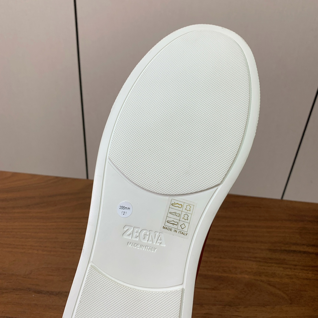 【Zegna】光面牛皮一脚蹬休闲鞋。饰有标志性三重交叉松紧细节，灵感源于三重手缝线迹造型，彰显了杰尼亚的