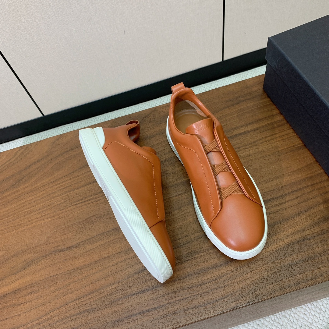 【Zegna】光面牛皮一脚蹬休闲鞋。饰有标志性三重交叉松紧细节，灵感源于三重手缝线迹造型，彰显了杰尼亚的