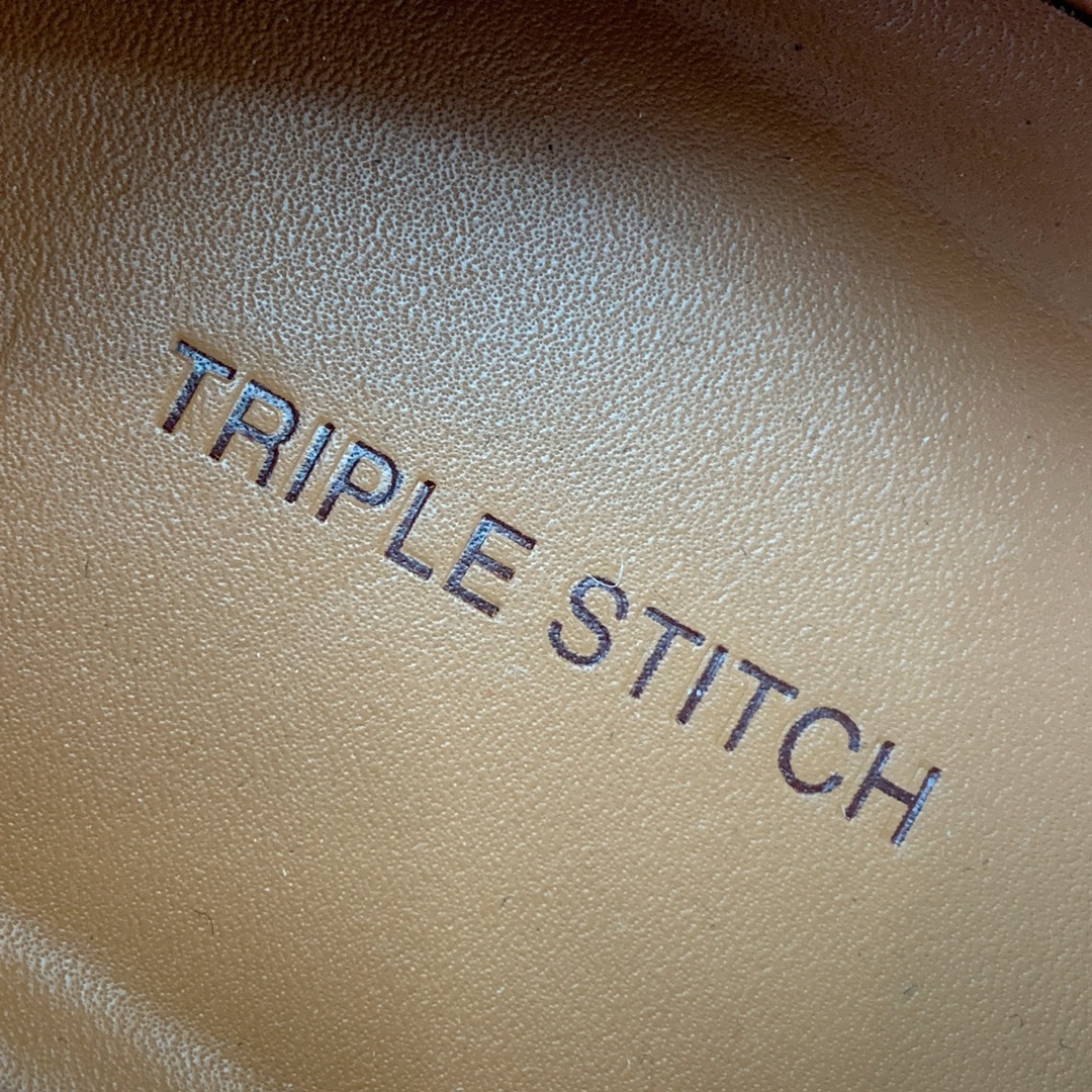 【Zegna】光面牛皮一脚蹬休闲鞋。饰有标志性三重交叉松紧细节，灵感源于三重手缝线迹造型，彰显了杰尼亚的