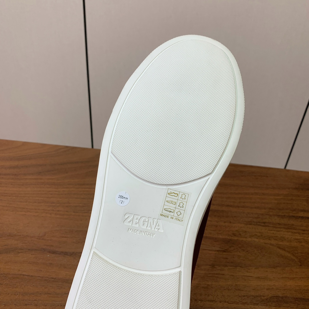 【Zegna】光面牛皮一脚蹬休闲鞋。饰有标志性三重交叉松紧细节，灵感源于三重手缝线迹造型，彰显了杰尼亚的