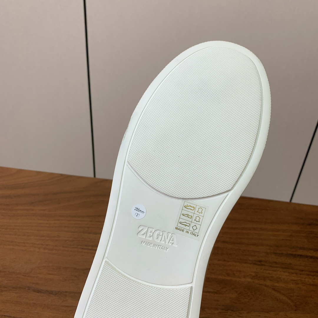 【Zegna】光面牛皮一脚蹬休闲鞋。饰有标志性三重交叉松紧细节，灵感源于三重手缝线迹造型，彰显了杰尼亚的