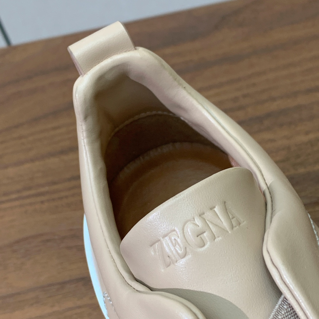 【Zegna】光面牛皮一脚蹬休闲鞋。饰有标志性三重交叉松紧细节，灵感源于三重手缝线迹造型，彰显了杰尼亚的