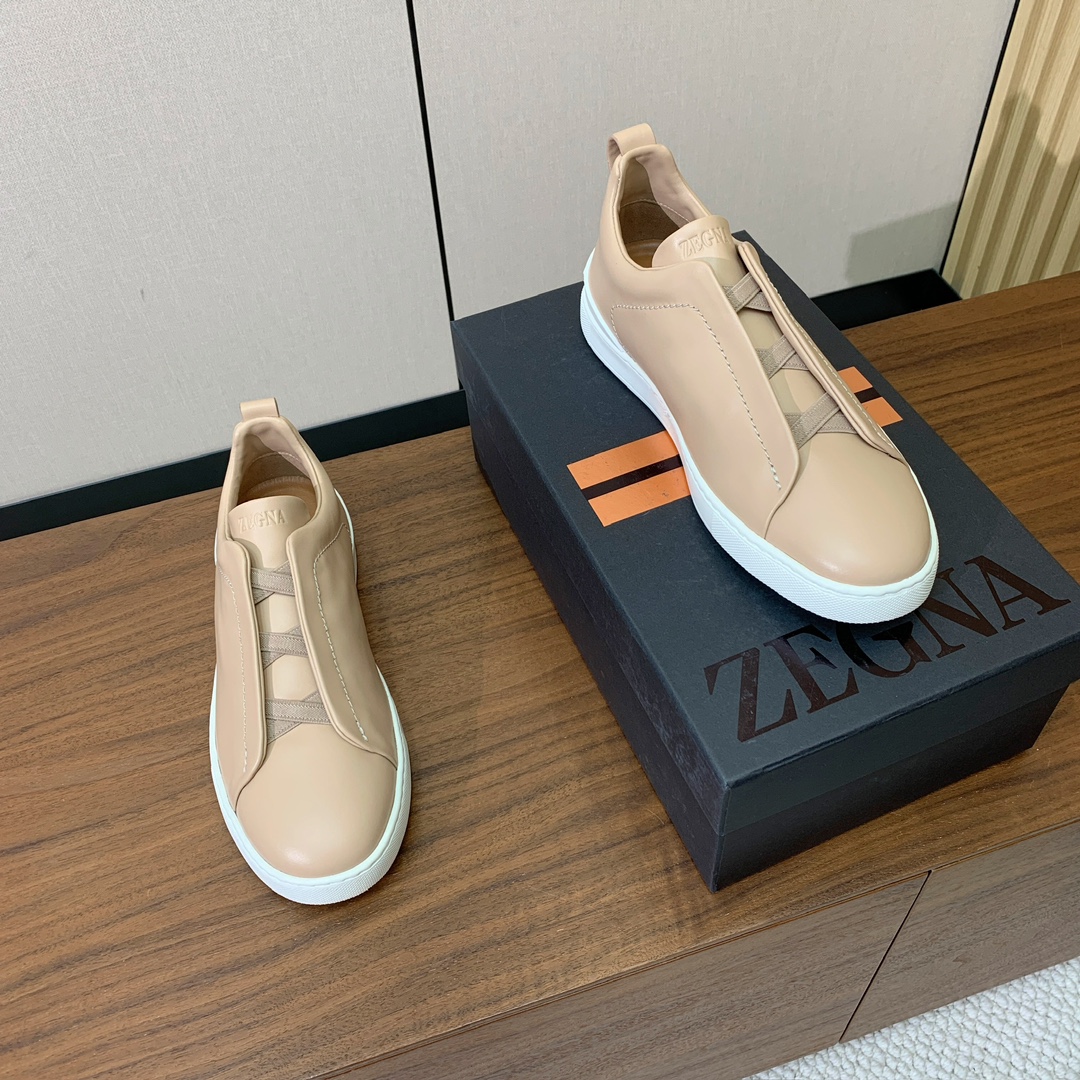 【Zegna】光面牛皮一脚蹬休闲鞋。饰有标志性三重交叉松紧细节，灵感源于三重手缝线迹造型，彰显了杰尼亚的