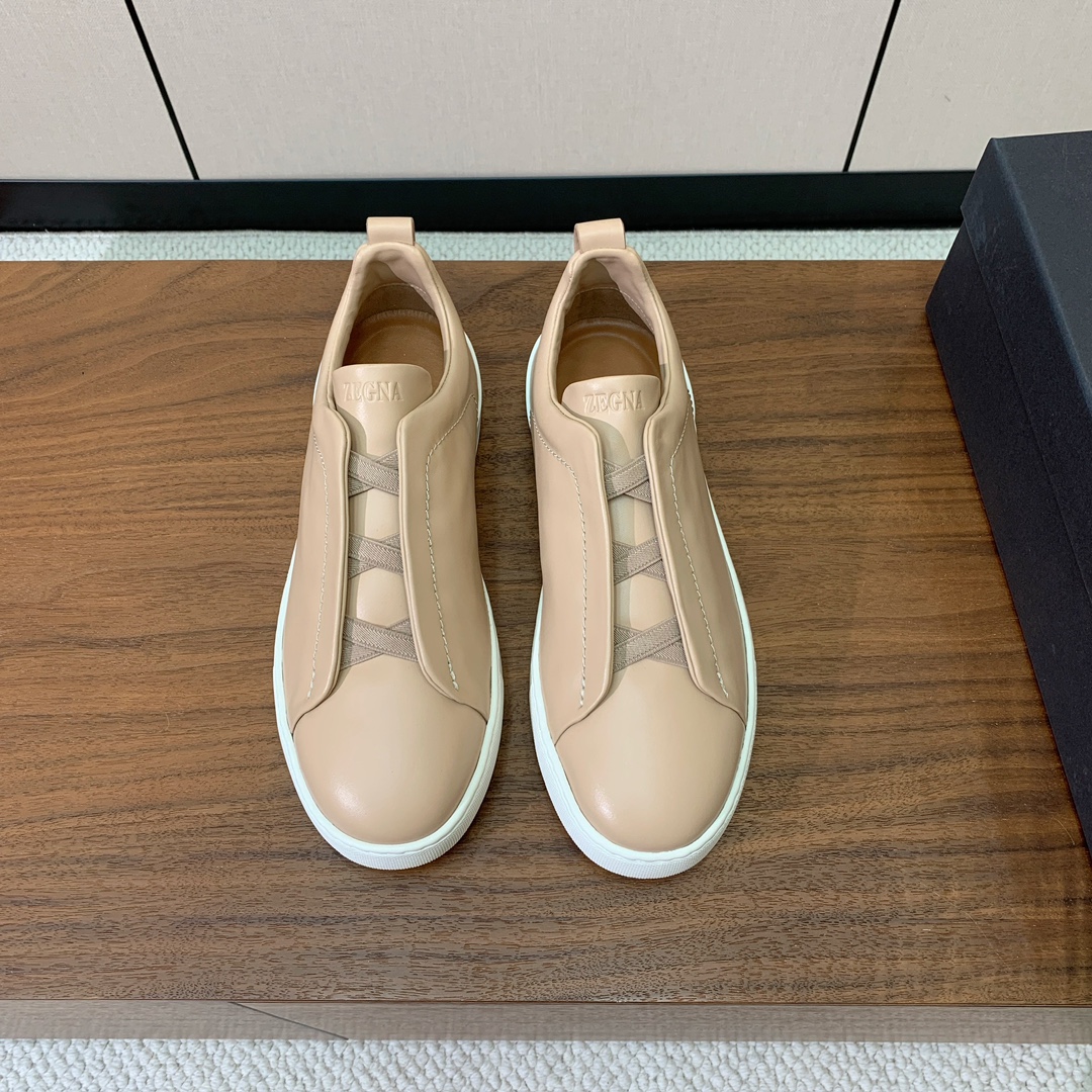 【Zegna】光面牛皮一脚蹬休闲鞋。饰有标志性三重交叉松紧细节，灵感源于三重手缝线迹造型，彰显了杰尼亚的