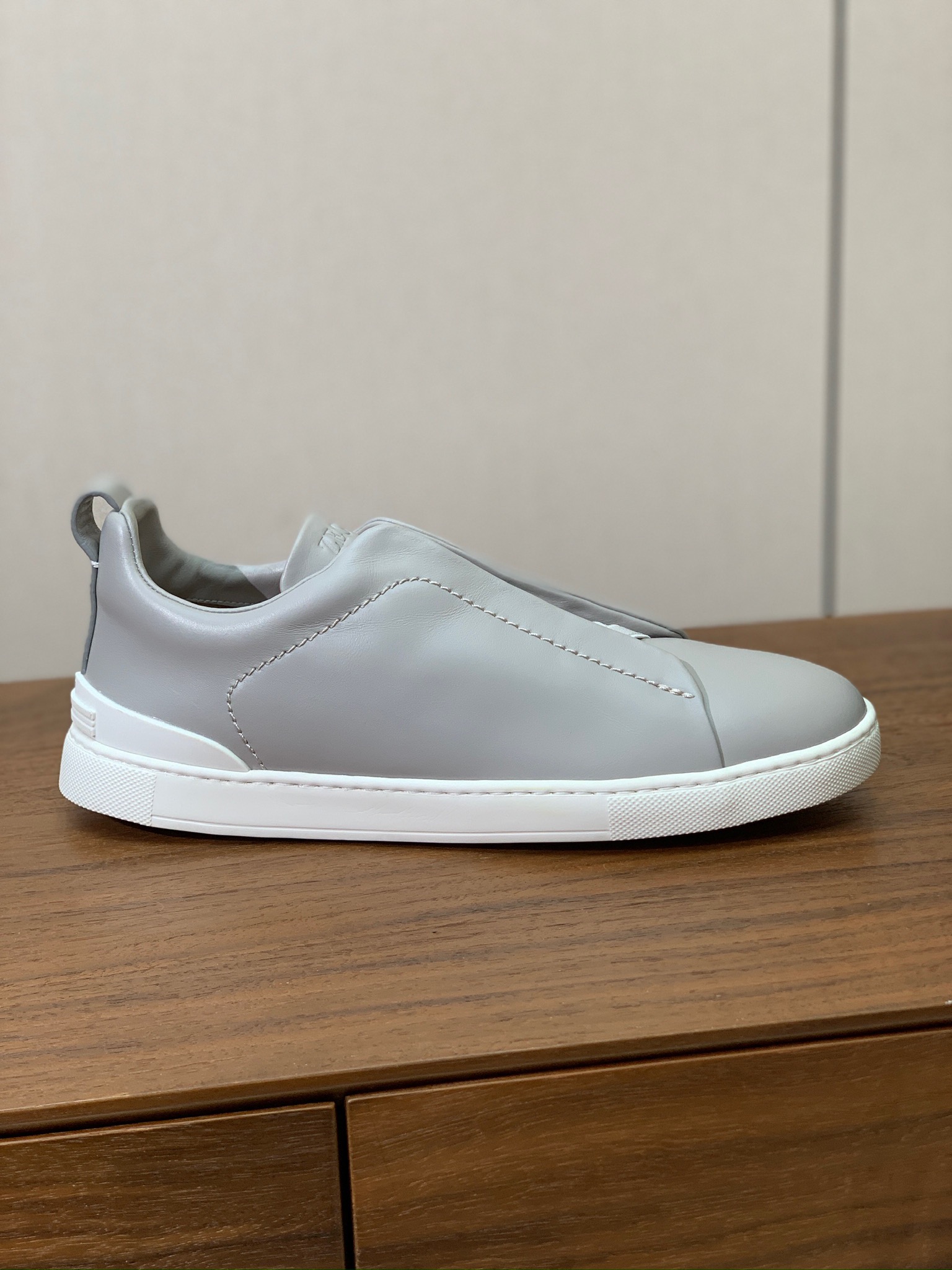 【Zegna】光面牛皮一脚蹬休闲鞋。饰有标志性三重交叉松紧细节，灵感源于三重手缝线迹造型，彰显了杰尼亚的