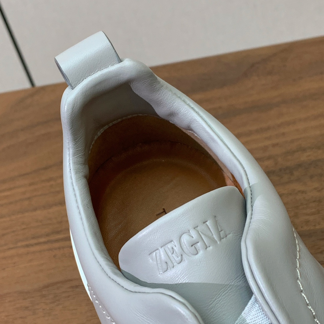 【Zegna】光面牛皮一脚蹬休闲鞋。饰有标志性三重交叉松紧细节，灵感源于三重手缝线迹造型，彰显了杰尼亚的