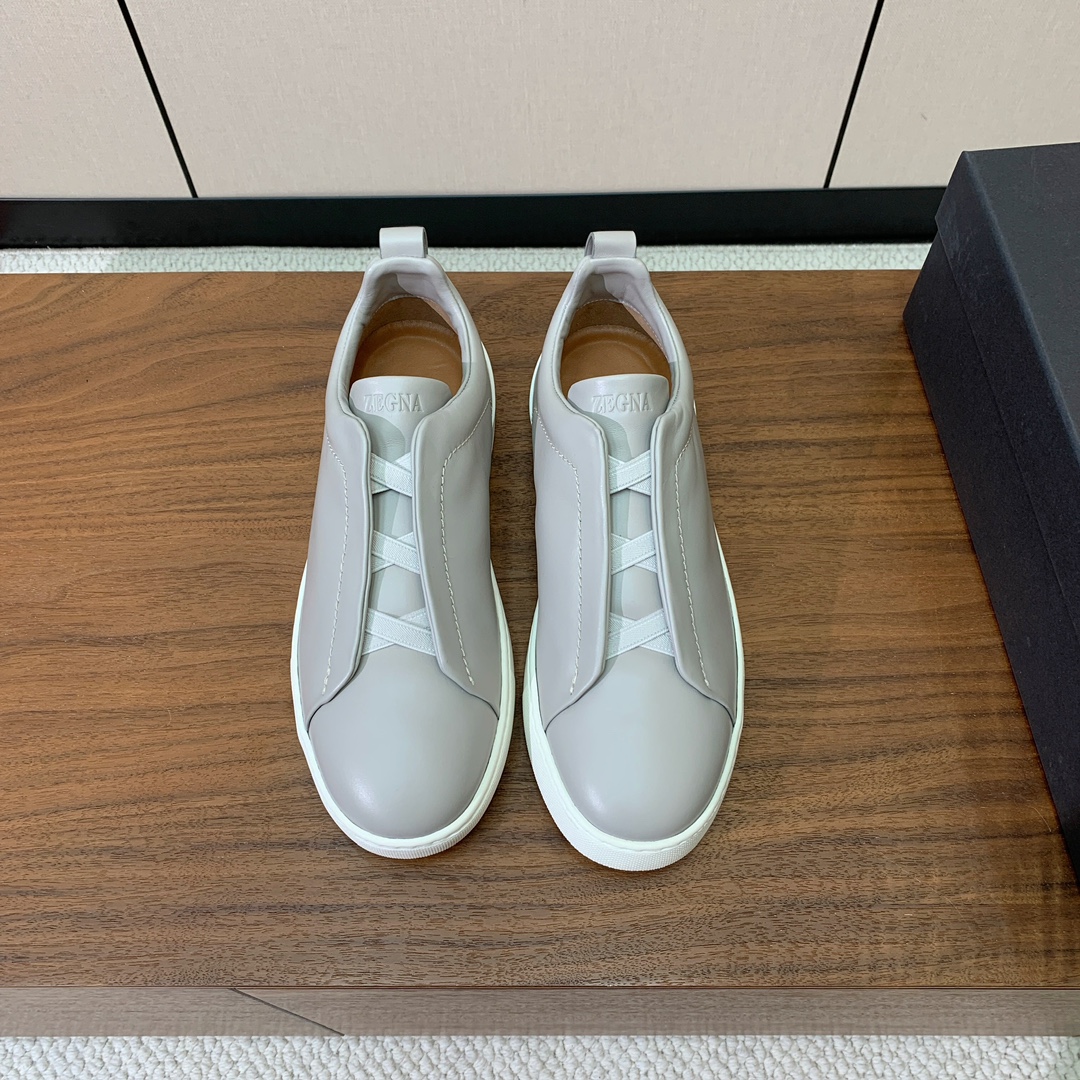 【Zegna】光面牛皮一脚蹬休闲鞋。饰有标志性三重交叉松紧细节，灵感源于三重手缝线迹造型，彰显了杰尼亚的