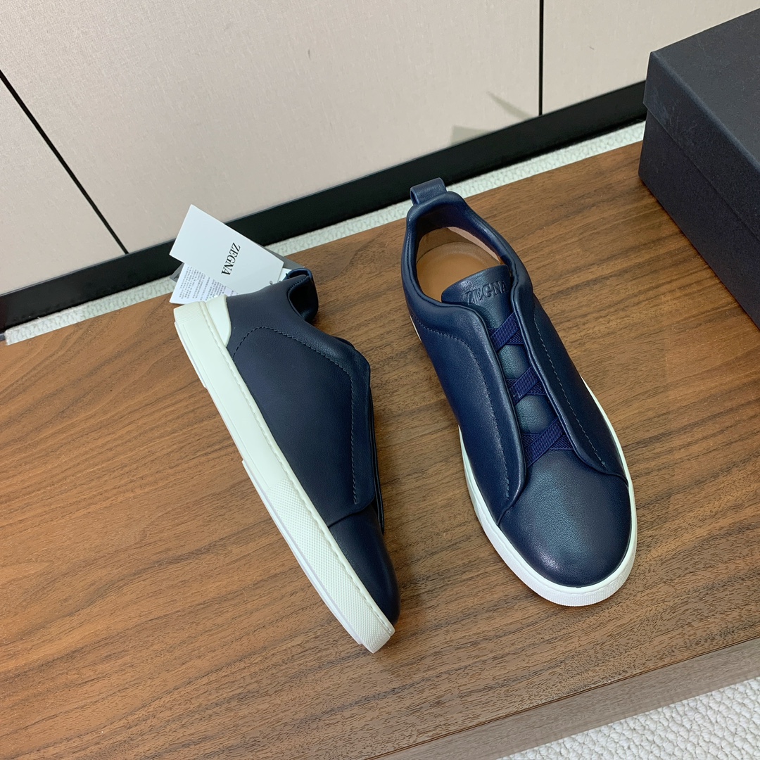 【Zegna】光面牛皮一脚蹬休闲鞋。饰有标志性三重交叉松紧细节，灵感源于三重手缝线迹造型，彰显了杰尼亚的