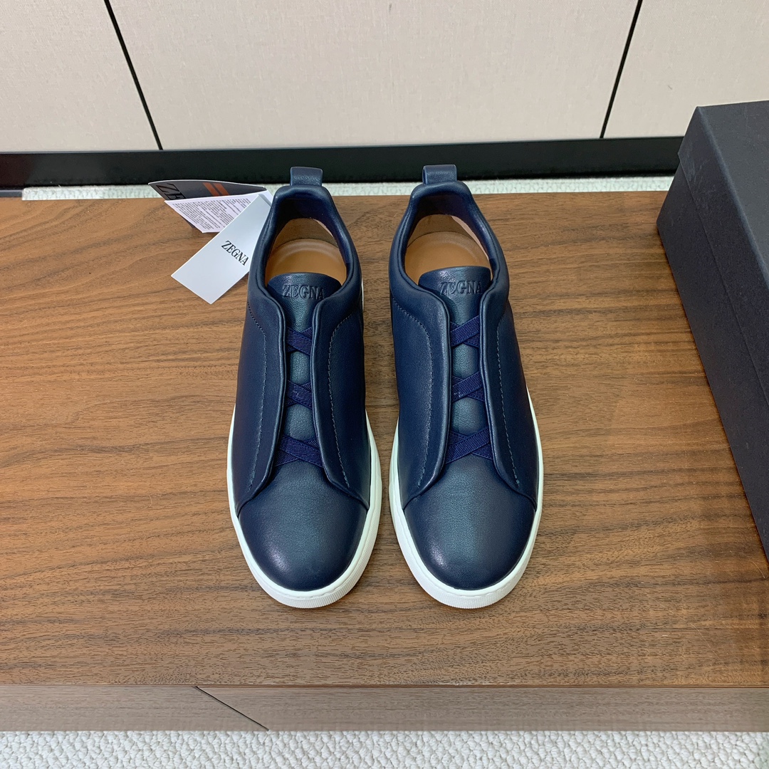 【Zegna】光面牛皮一脚蹬休闲鞋。饰有标志性三重交叉松紧细节，灵感源于三重手缝线迹造型，彰显了杰尼亚的