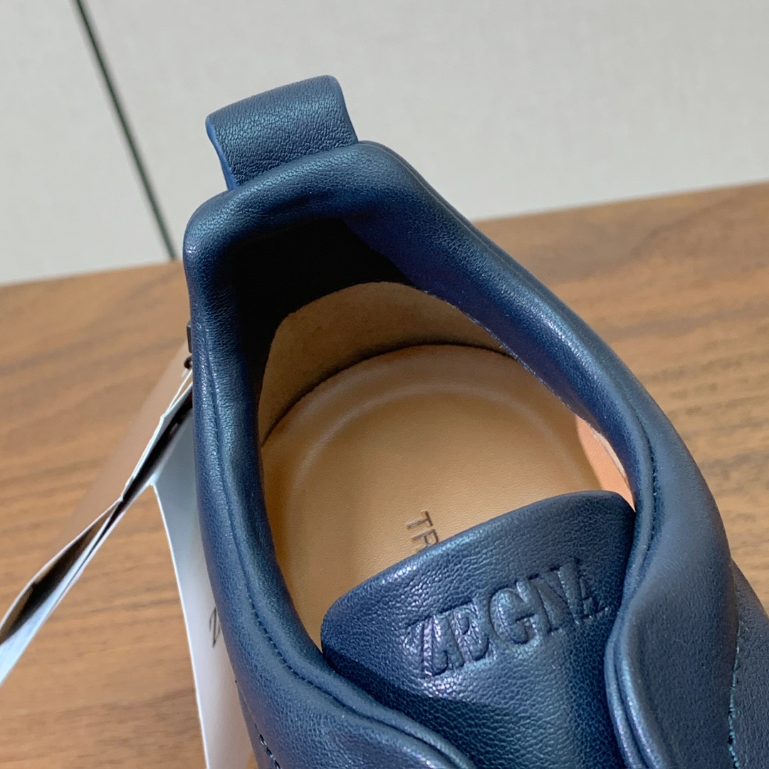 【Zegna】光面牛皮一脚蹬休闲鞋。饰有标志性三重交叉松紧细节，灵感源于三重手缝线迹造型，彰显了杰尼亚的