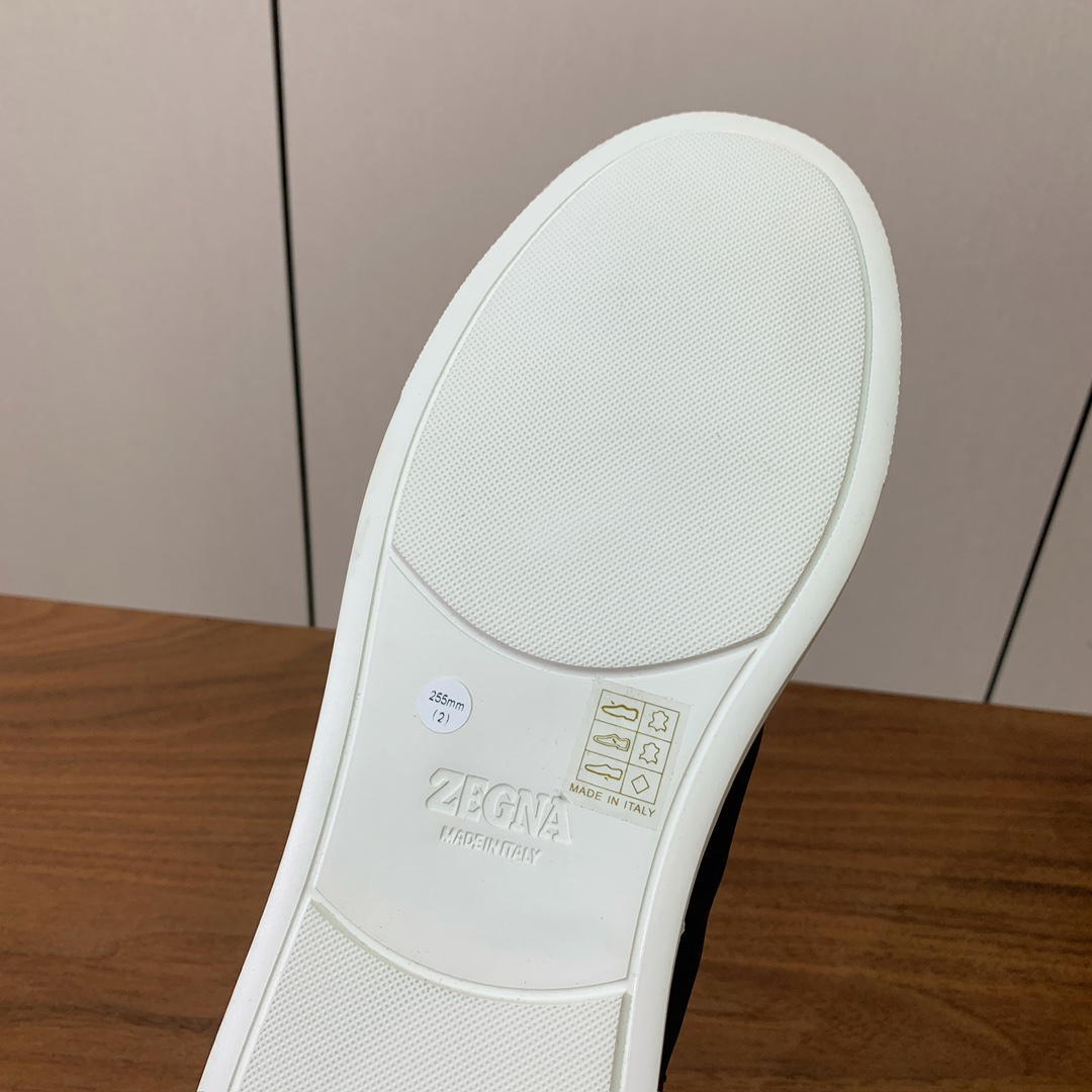 【Zegna】光面牛皮一脚蹬休闲鞋。饰有标志性三重交叉松紧细节，灵感源于三重手缝线迹造型，彰显了杰尼亚的