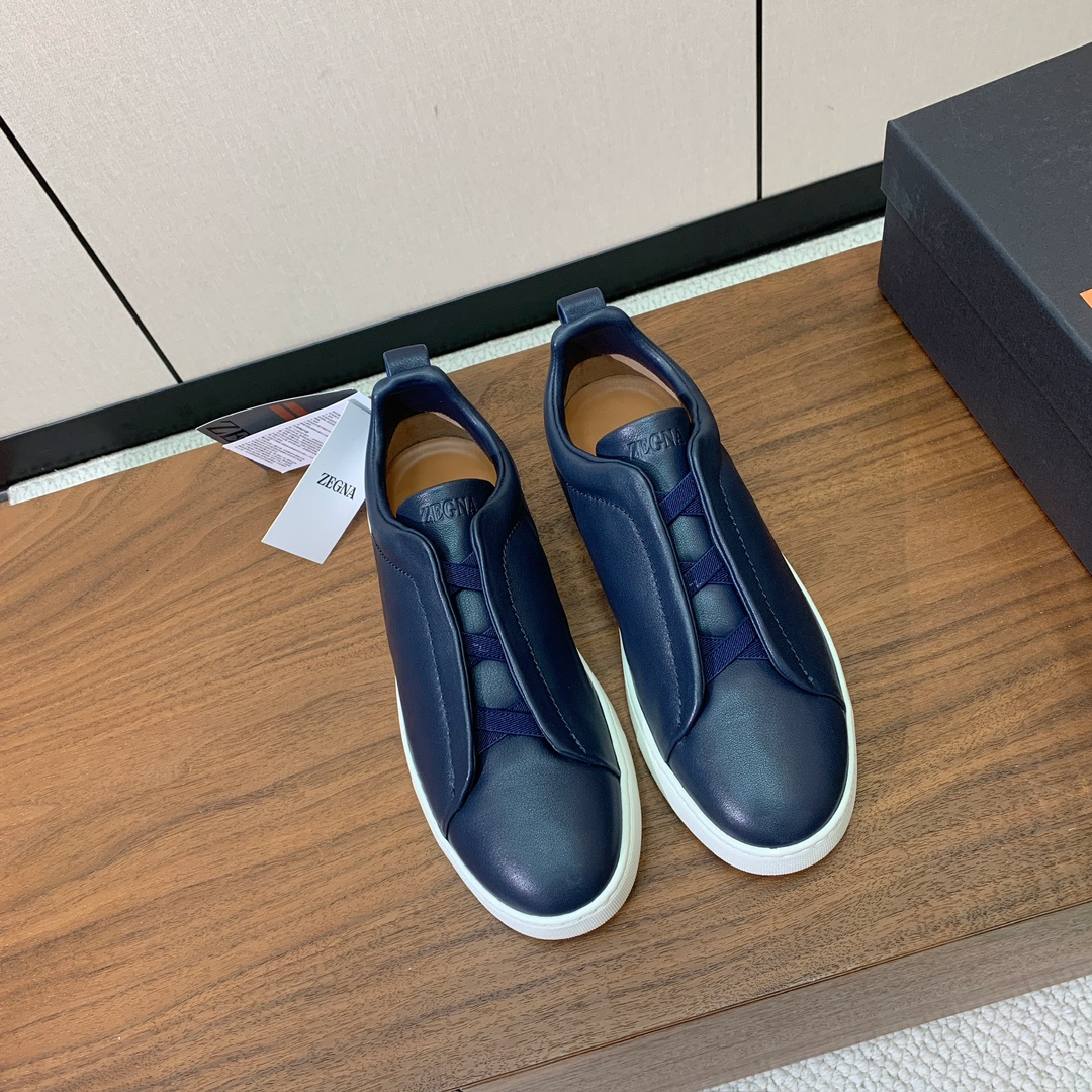 【Zegna】光面牛皮一脚蹬休闲鞋。饰有标志性三重交叉松紧细节，灵感源于三重手缝线迹造型，彰显了杰尼亚的