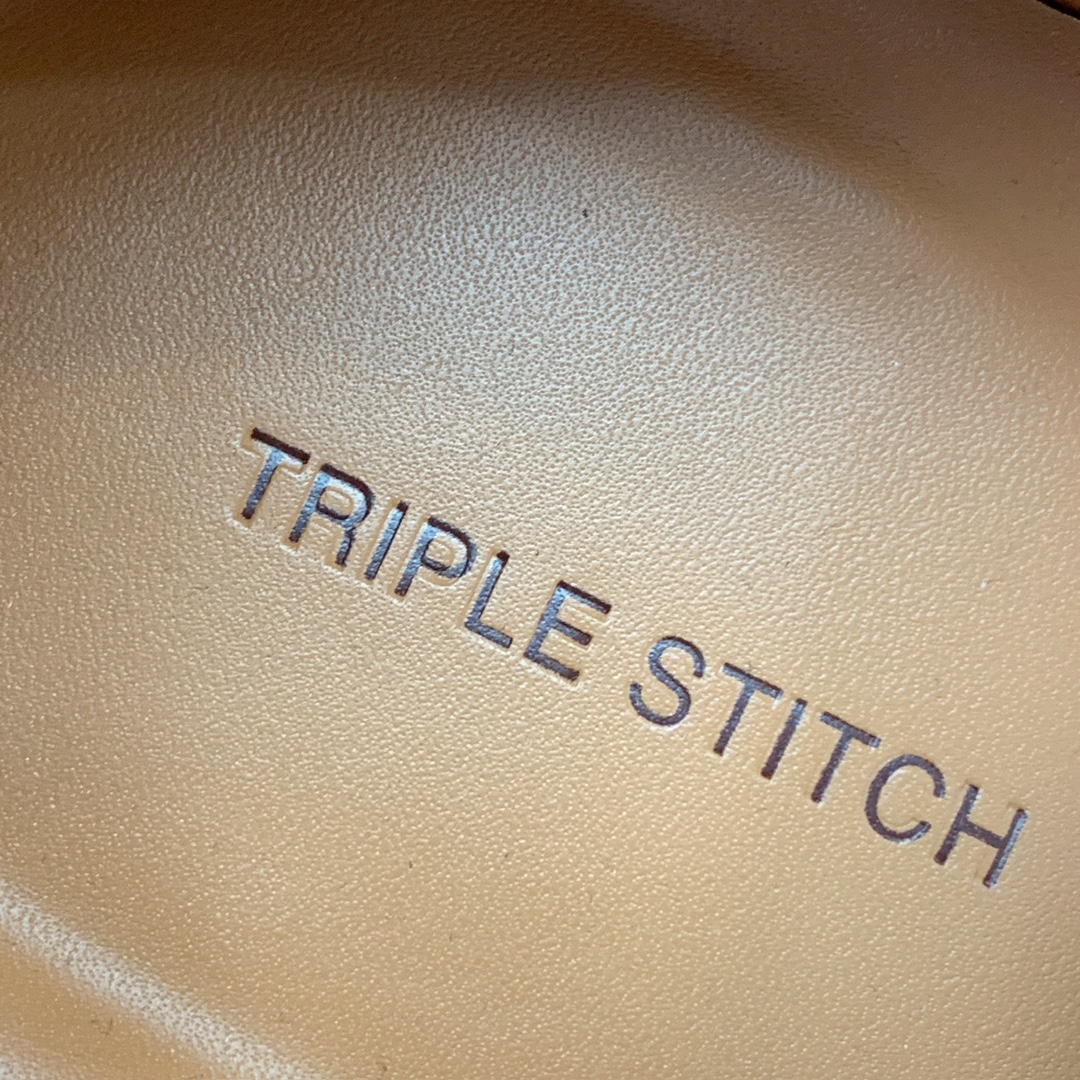 【Zegna】光面牛皮一脚蹬休闲鞋。饰有标志性三重交叉松紧细节，灵感源于三重手缝线迹造型，彰显了杰尼亚的