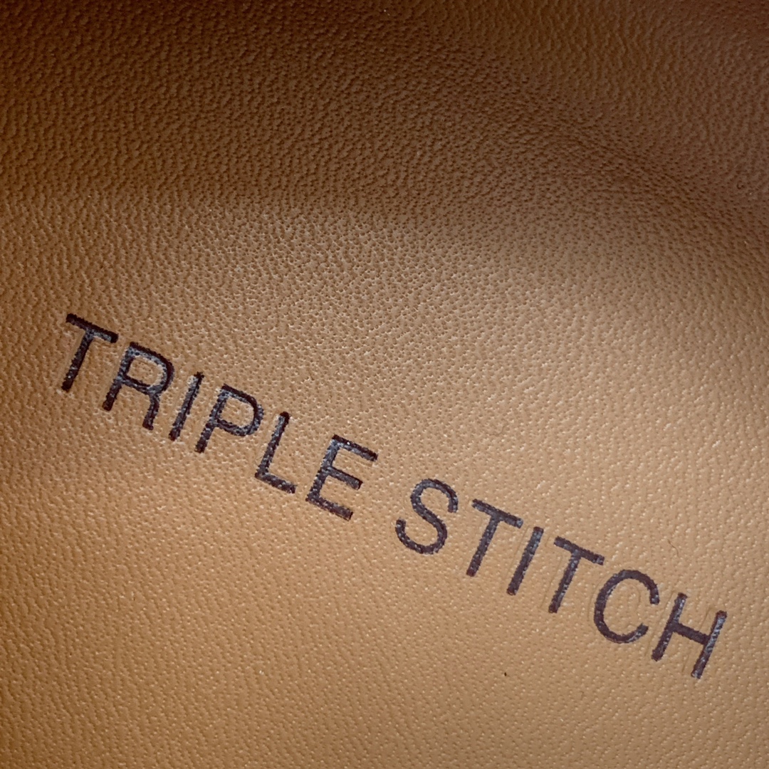 【Zegna】光面牛皮一脚蹬休闲鞋。饰有标志性三重交叉松紧细节，灵感源于三重手缝线迹造型，彰显了杰尼亚的