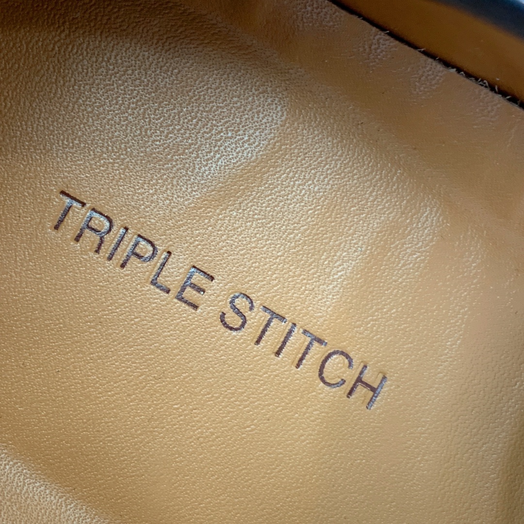 【Zegna】光面牛皮一脚蹬休闲鞋。饰有标志性三重交叉松紧细节，灵感源于三重手缝线迹造型，彰显了杰尼亚的