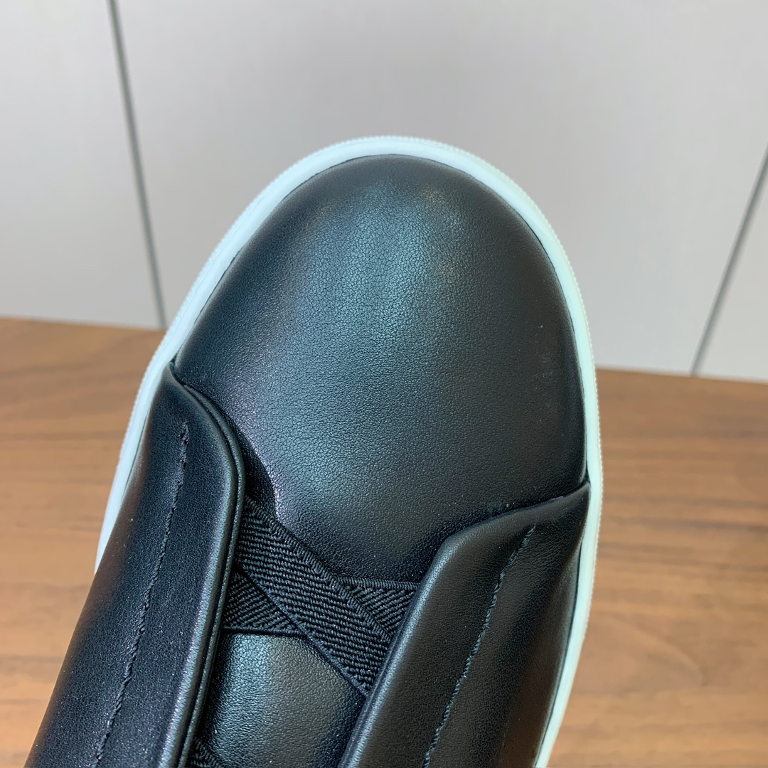 【Zegna】光面牛皮一脚蹬休闲鞋。饰有标志性三重交叉松紧细节，灵感源于三重手缝线迹造型，彰显了杰尼亚的