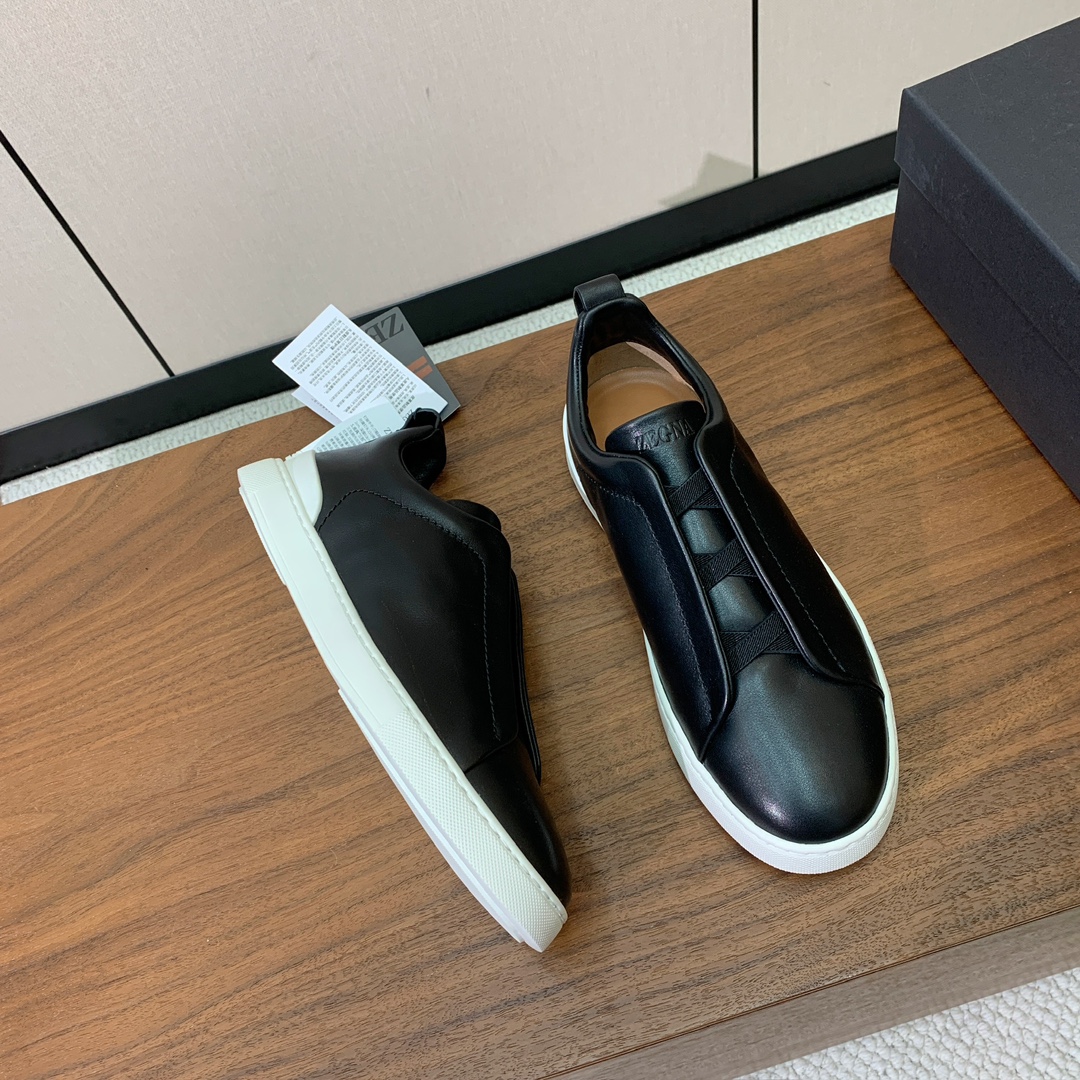 【Zegna】光面牛皮一脚蹬休闲鞋。饰有标志性三重交叉松紧细节，灵感源于三重手缝线迹造型，彰显了杰尼亚的