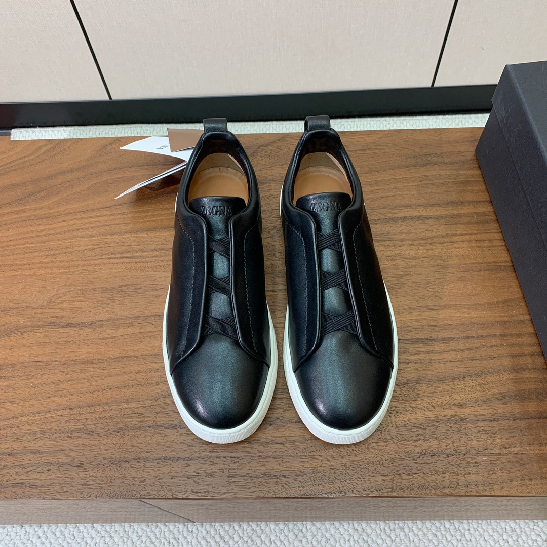 【Zegna】光面牛皮一脚蹬休闲鞋。饰有标志性三重交叉松紧细节，灵感源于三重手缝线迹造型，彰显了杰尼亚的
