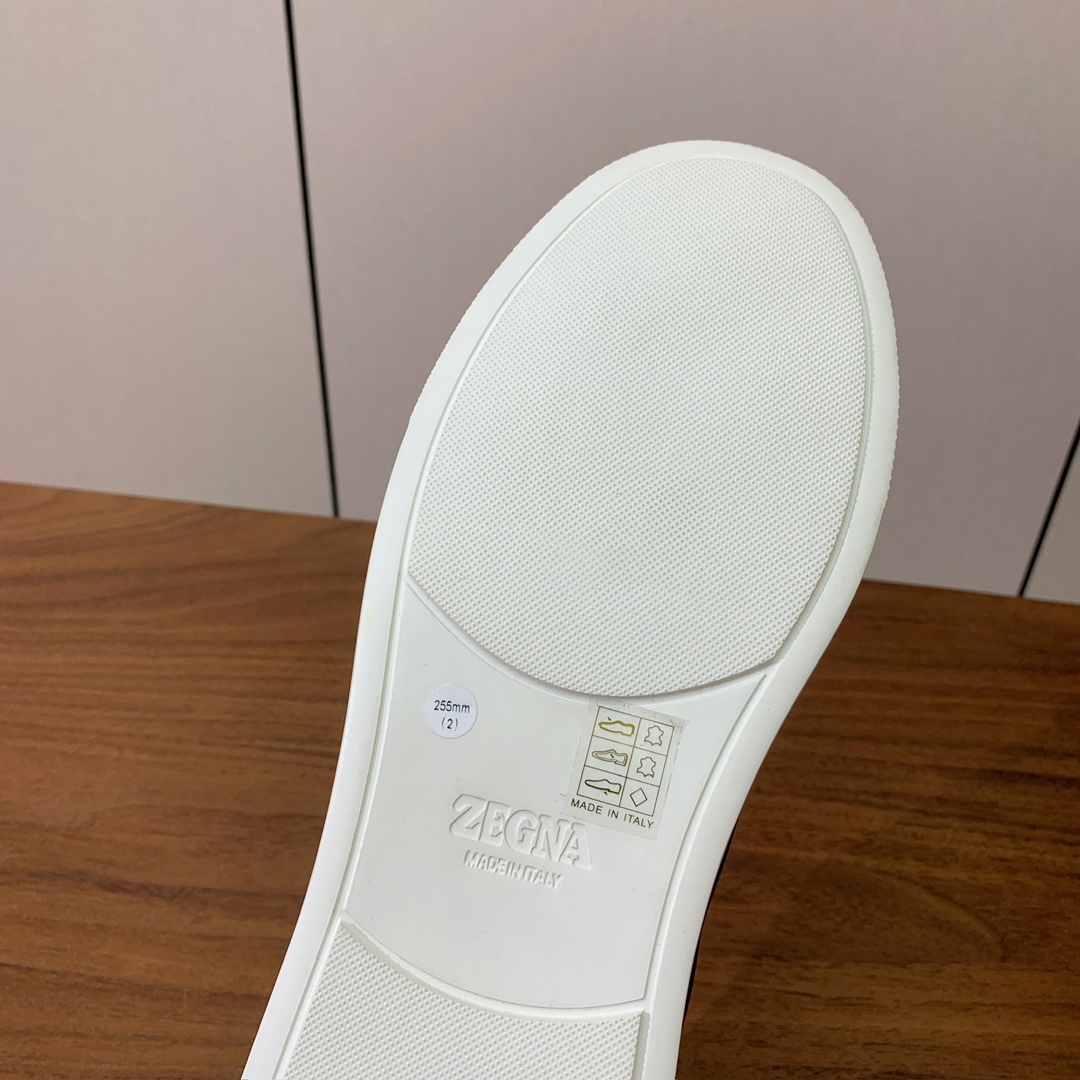 【Zegna】光面牛皮一脚蹬休闲鞋。饰有标志性三重交叉松紧细节，灵感源于三重手缝线迹造型，彰显了杰尼亚的