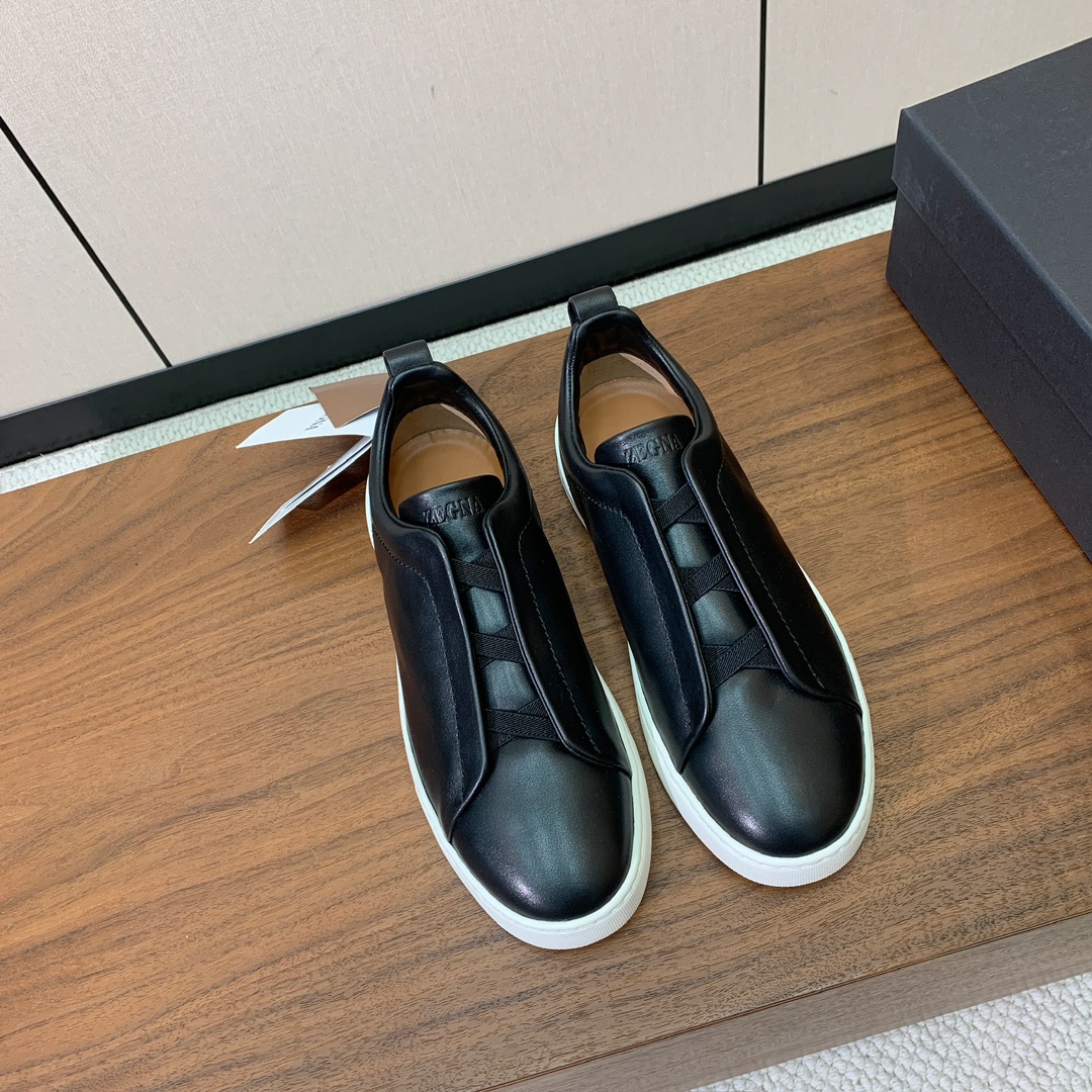 【Zegna】光面牛皮一脚蹬休闲鞋。饰有标志性三重交叉松紧细节，灵感源于三重手缝线迹造型，彰显了杰尼亚的