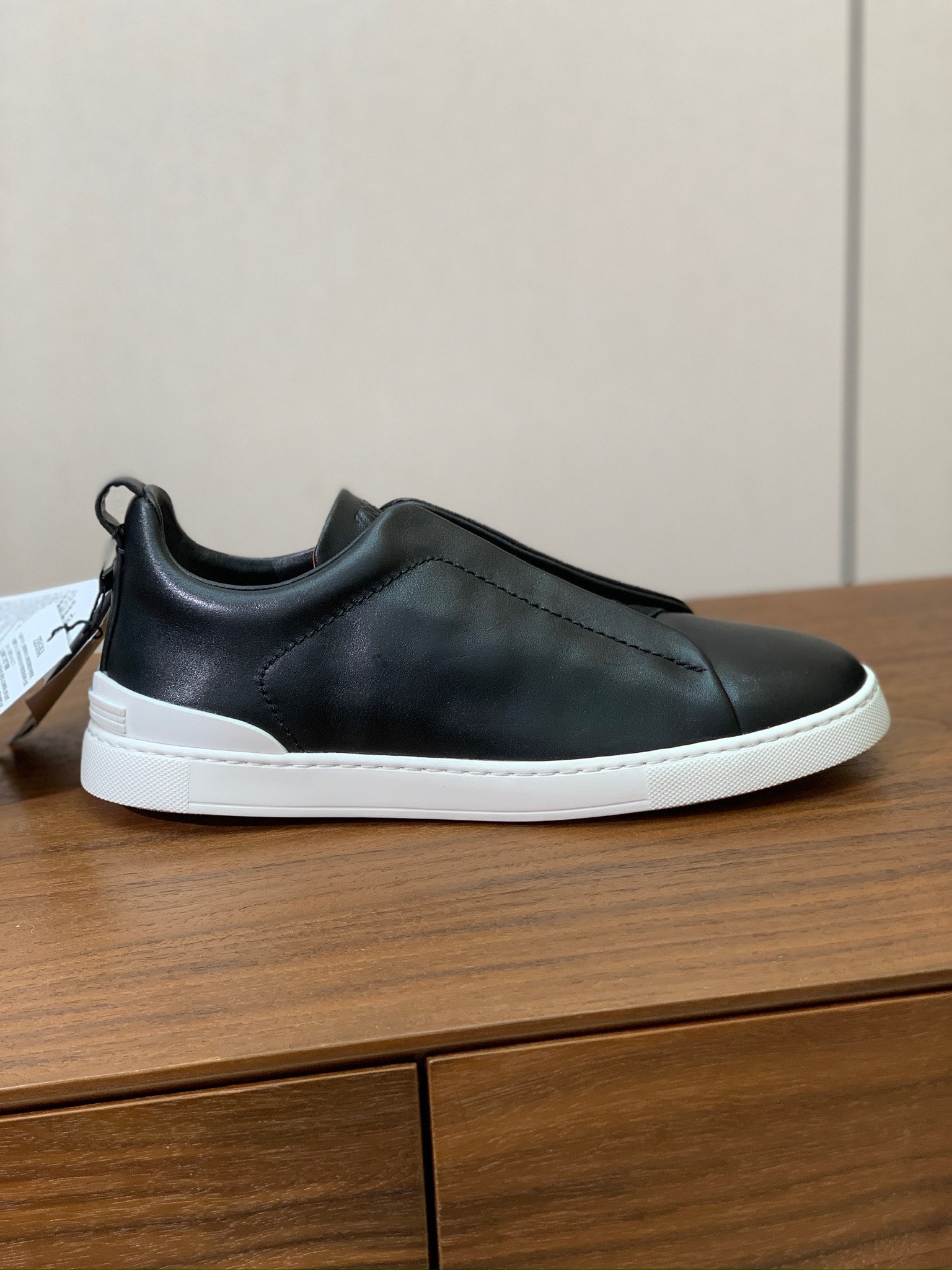 【Zegna】光面牛皮一脚蹬休闲鞋。饰有标志性三重交叉松紧细节，灵感源于三重手缝线迹造型，彰显了杰尼亚的